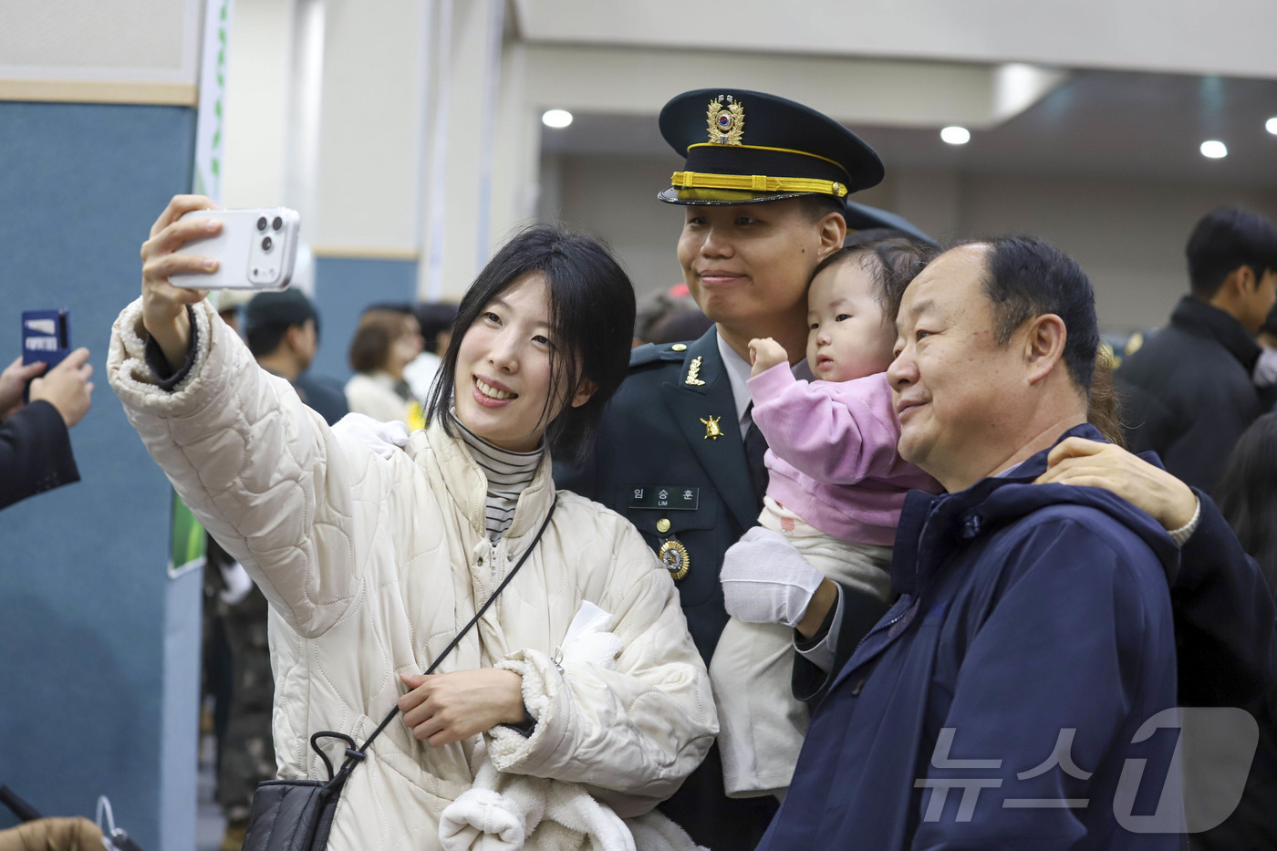 (서울=뉴스1) = 육군은 27일 전북 익산에 위치한 육군부사관학교에서 강관범(중장) 육군교육사령관 주관으로 ’25-4기 육군 부사관 임관식을 거행했다고 밝혔다. 사진은 신임 부사 …