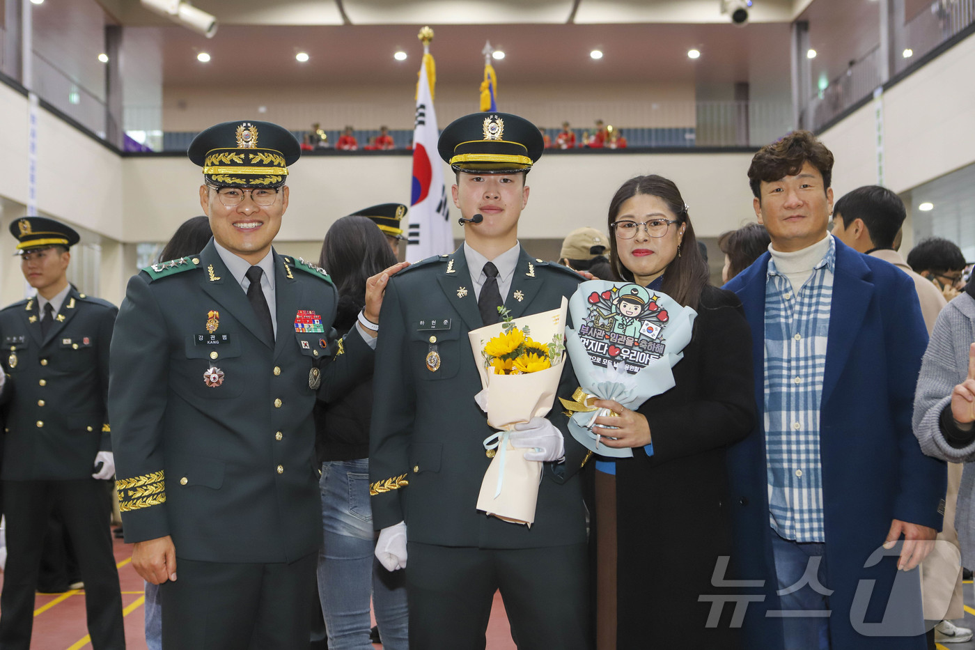 (서울=뉴스1) = 육군은 27일 전북 익산에 위치한 육군부사관학교에서 강관범(중장) 육군교육사령관 주관으로 ’25-4기 육군 부사관 임관식을 거행했다고 밝혔다. 사진은 강관범(중 …
