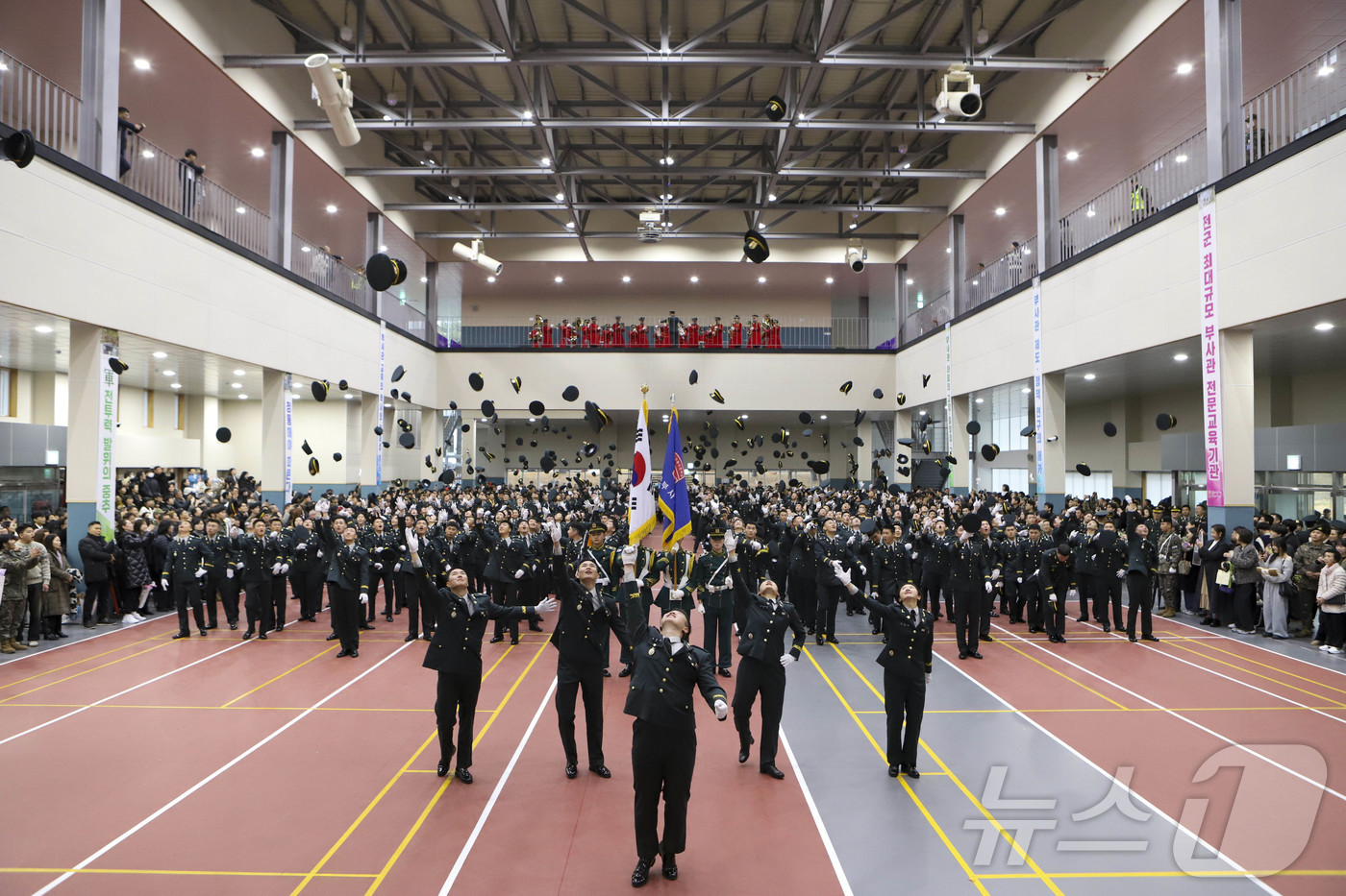 (서울=뉴스1) = 육군은 27일 전북 익산에 위치한 육군부사관학교에서 강관범(중장) 육군교육사령관 주관으로 ’25-4기 육군 부사관 임관식을 거행했다고 밝혔다. 사진은 부사관 임 …