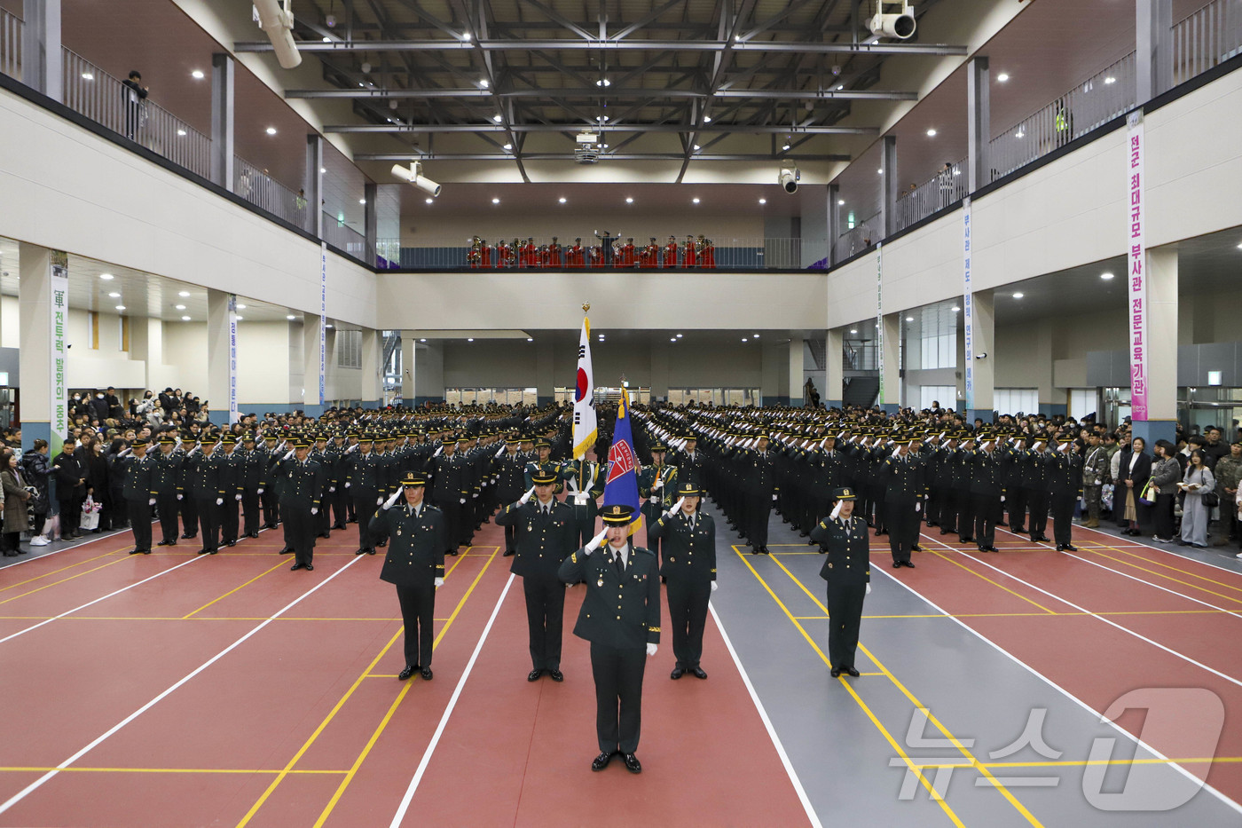 (서울=뉴스1) = 육군은 27일 전북 익산에 위치한 육군부사관학교에서 강관범(중장) 육군교육사령관 주관으로 ’25-4기 육군 부사관 임관식을 거행했다고 밝혔다. 사진은 부사관 임 …