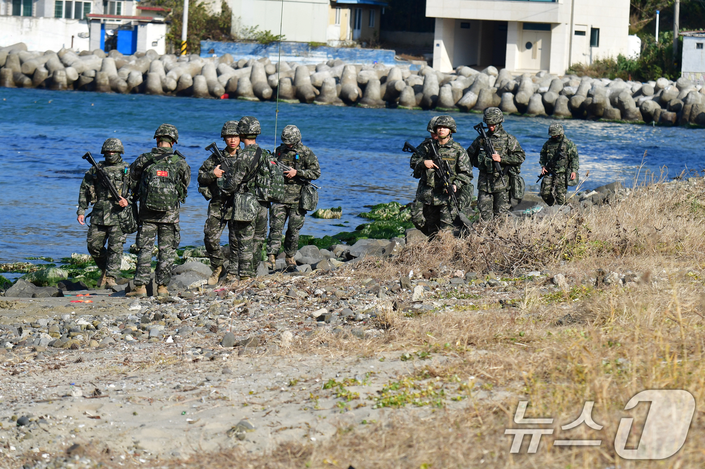 (포항=뉴스1) 최창호 기자 = 해병대 1사단 장병들이 27일 오후 경북 포항시 남구 임곡해안에서 마약류 의심 물질 수색 작전을 펼치고 있다.이날 해병대는 최근 포항 해안에서 잇따 …