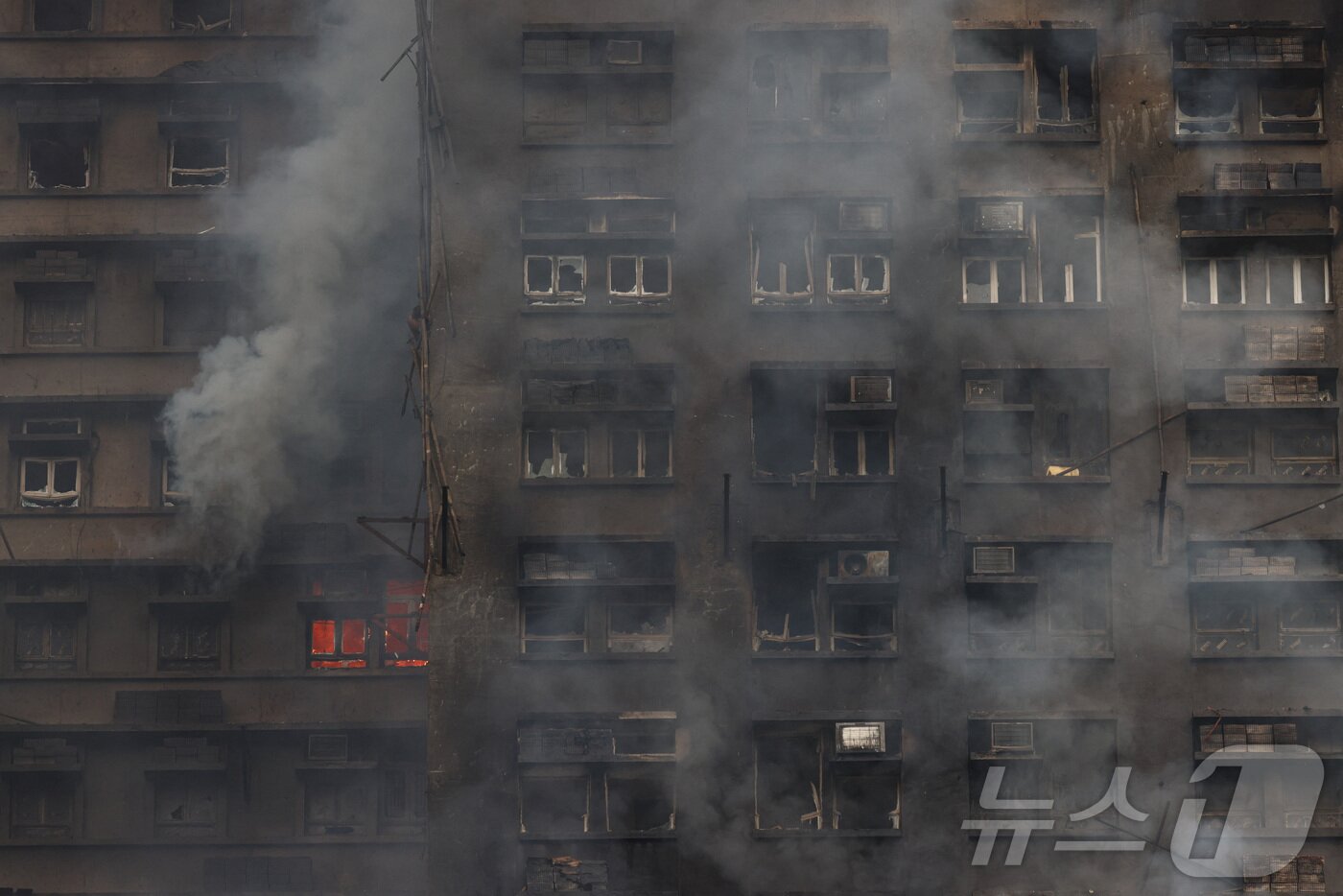 본문 이미지 - 그을린 외벽을 클로스업한 사진. 아직도 잔불이 남아있고, 연기가 자욱하다.  ⓒ 로이터=뉴스1 ⓒ News1 김경민 기자