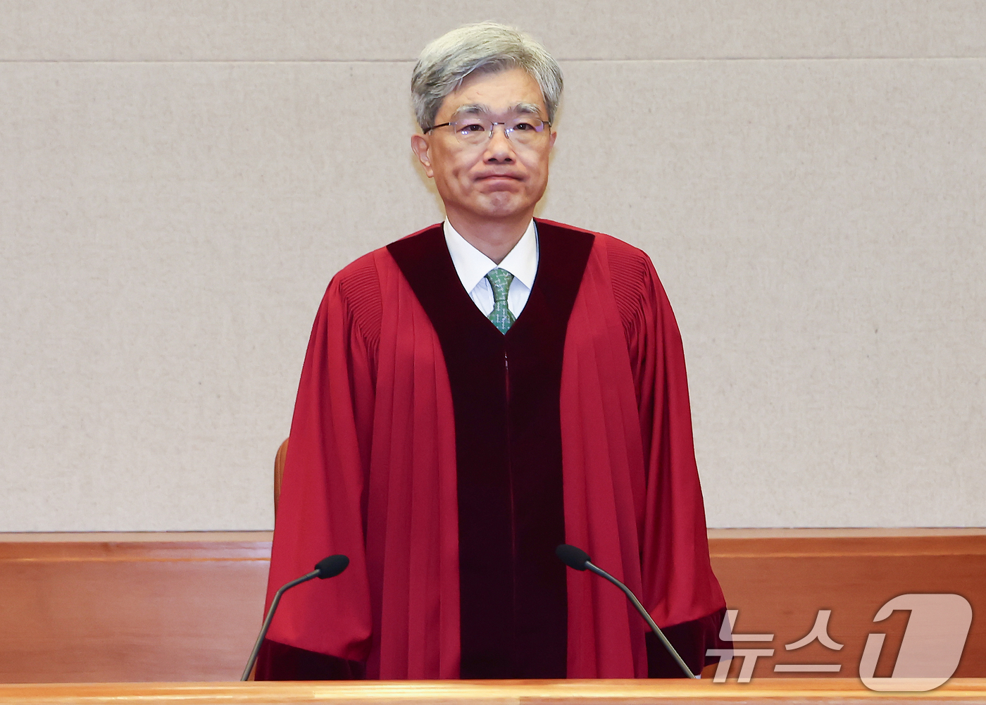 (서울=뉴스1) 김민지 기자 = 김상환 헌법재판소장이 27일 오후 서울 종로구 헌법재판소 심판정에서 윤석열 전 대통령이 오동운 공수처장과 신한미 서울서부지법 부장판사 상대로 낸 권 …