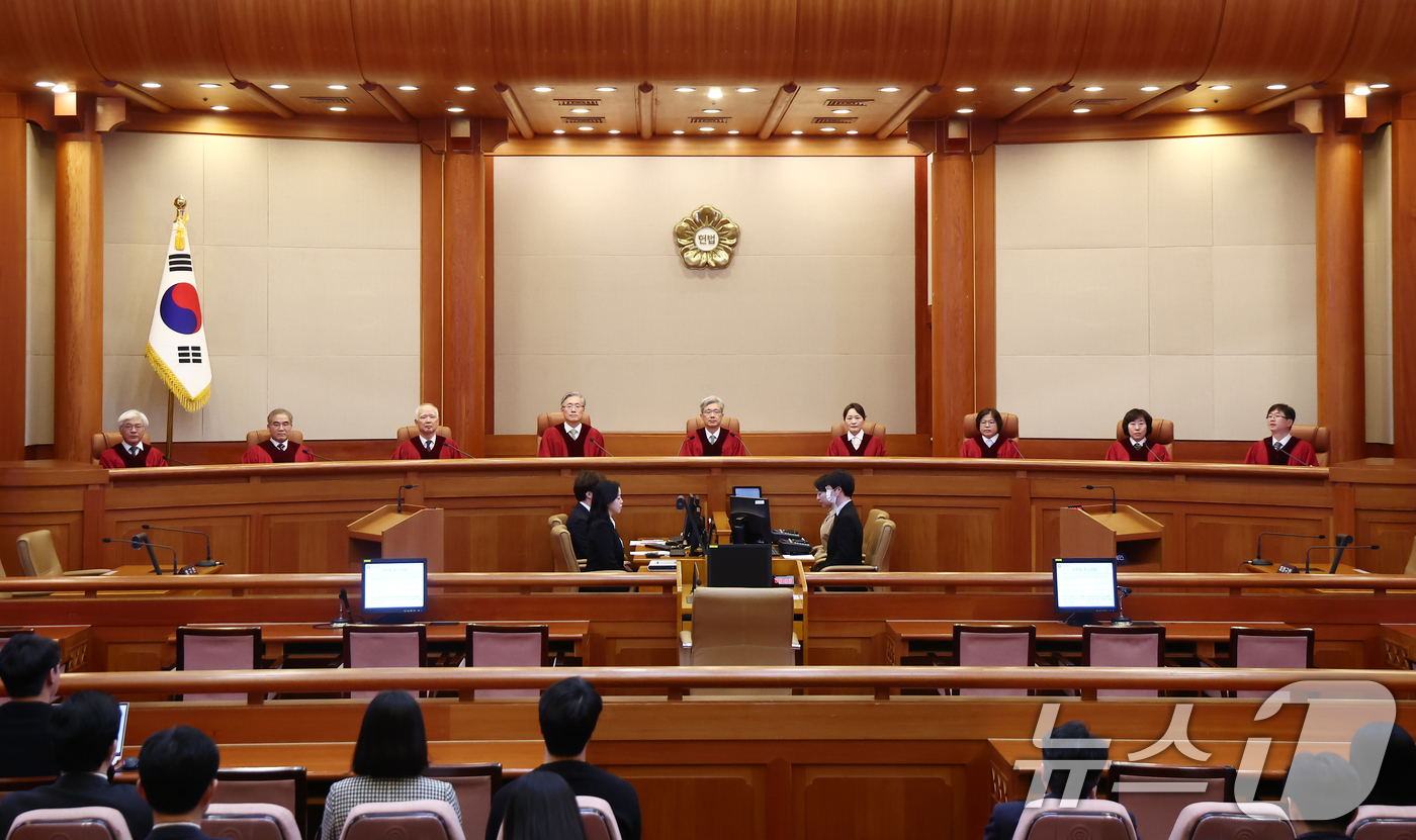 (서울=뉴스1) 김민지 기자 = 김상환 헌법재판소장이 27일 오후 서울 종로구 헌법재판소 심판정에서 윤석열 전 대통령이 오동운 공수처장과 신한미 서울서부지법 부장판사 상대로 낸 권 …