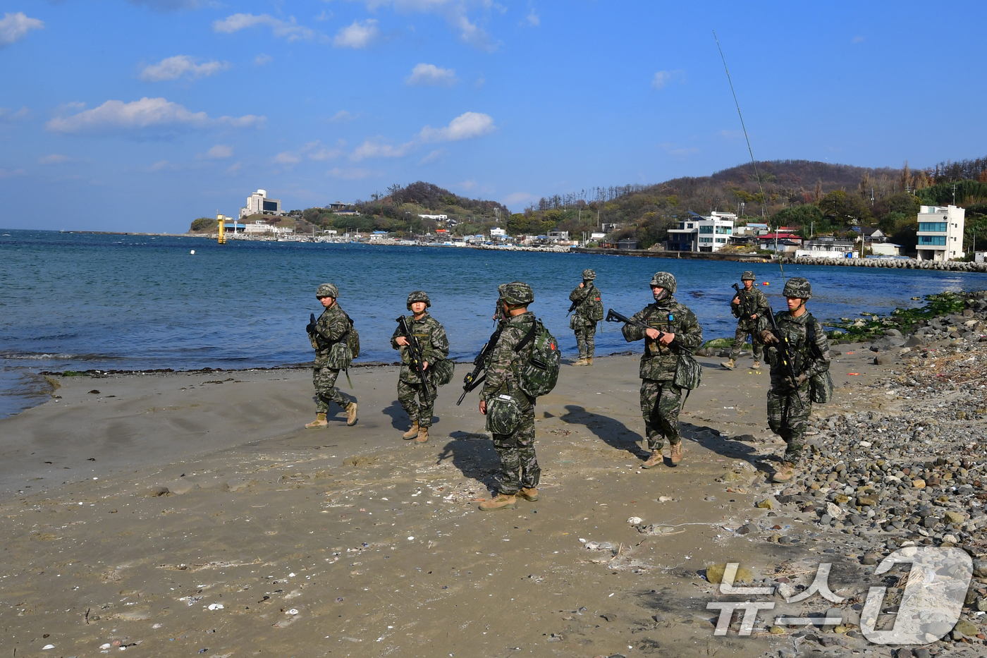 (포항=뉴스1) 최창호 기자 = 해병대 1사단 장병들이 27일 오후 경북 포항시 남구 임곡해안에서 마약류 의심 물질 수색 작전을 펼치고 있다.이날 해병대는 최근 포항 해안에서 잇따 …