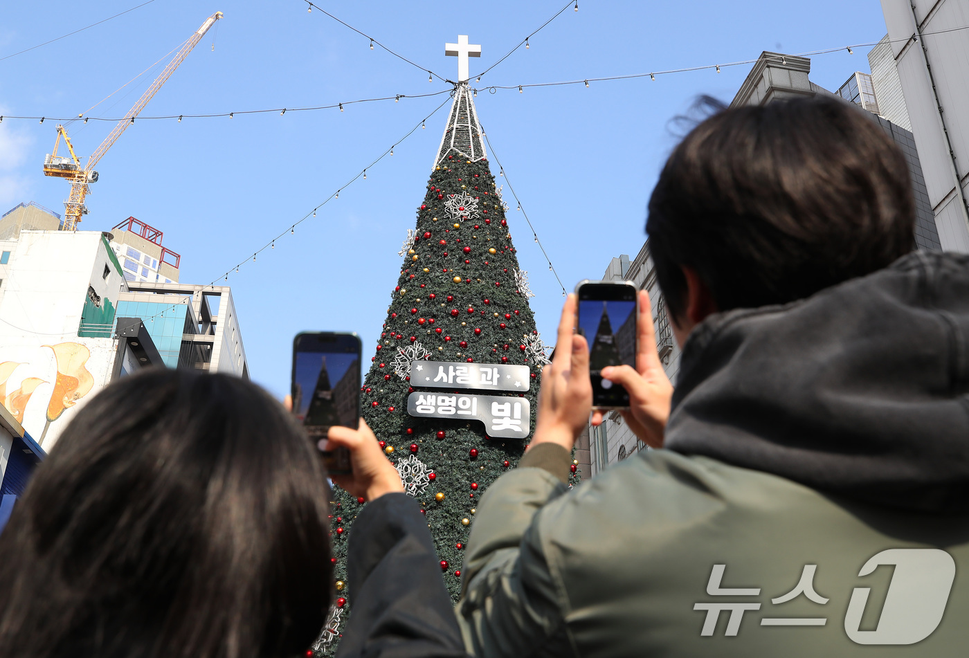 (대구=뉴스1) 공정식 기자 = 27일 대구 중구 동성로에 설치된 대형 크리스마스트리가 시민들의 눈길을 끌고 있다.대구기독교총연합회는 오는 29일 오후 점등식을 열고 트리에 불을 …
