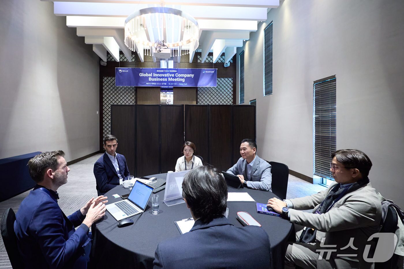 본문 이미지 - 노르웨이 육상 순환 여과식 양식 전문기업인 &#39;프록시마 시푸드&#39; 요아킴 닐셈 프록시마 대표와 국내기업과의 비즈니스 미팅&#40;오션테크 사무국 제공&#41;