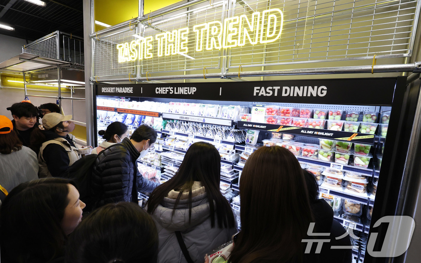 (서울=뉴스1) 박지혜 기자 = 27일 서울 성동구 이마트 24 플래그십스토어 ‘트랜드랩 성수점’을 찾은 외국인관광객들이 쇼핑을 하고 있다. 2025.11.27/뉴스1