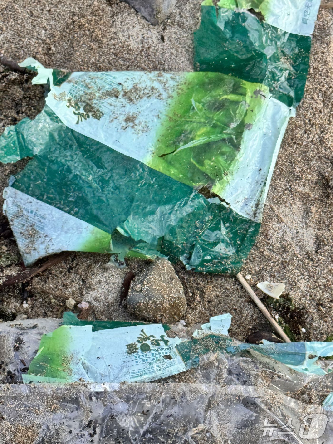 본문 이미지 - 해병대 1사단이 27일 포항시 남구 임곡리 해안에서 수색을 벌이다 최근 케타민 포장에 사용된 중국산 차 봉지를 발견, 해경에 인계했다. &#40;독자 제공, 재판매 및 DB금지&#41; 2025.11.27/뉴스1 