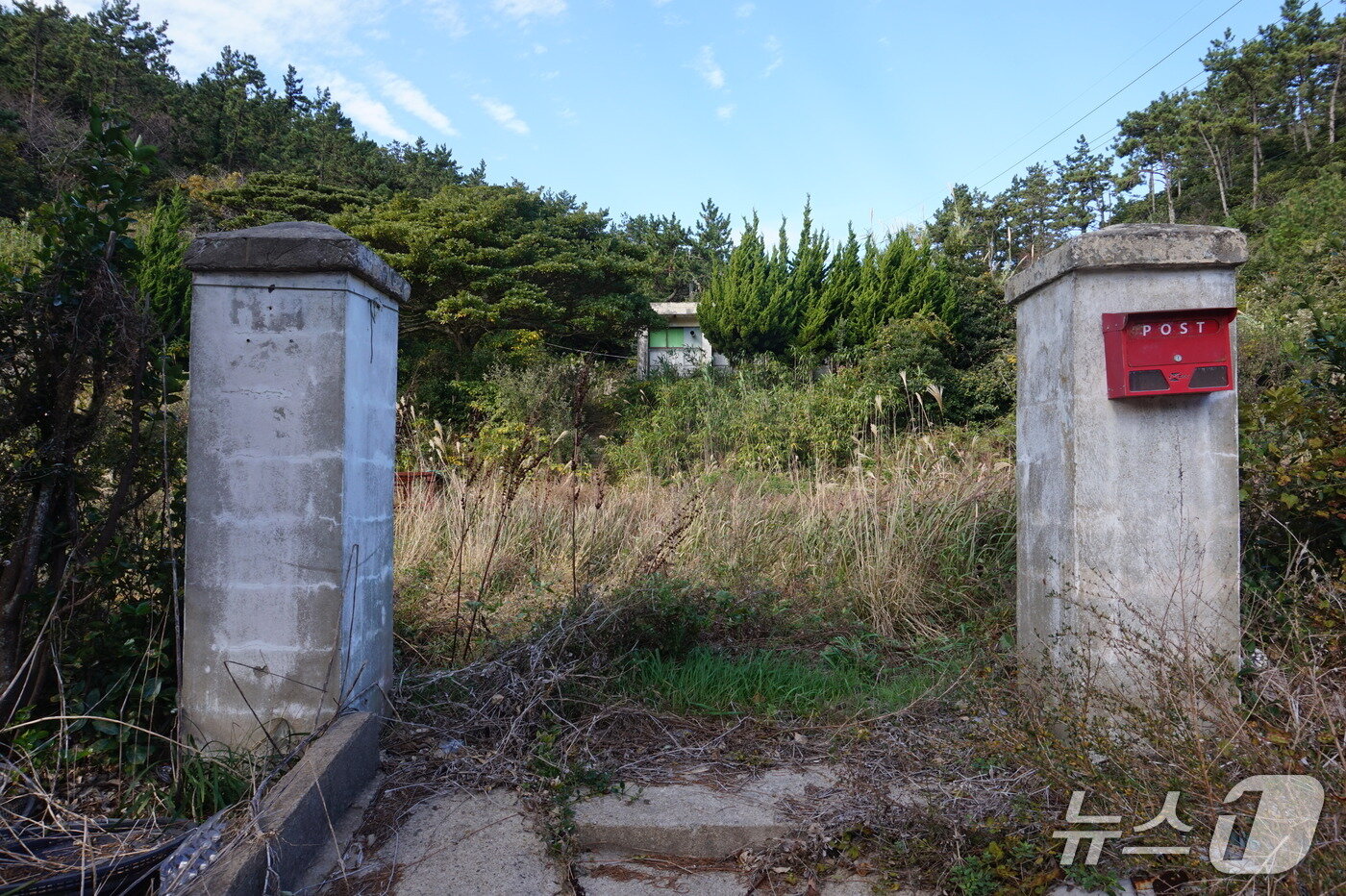본문 이미지 - 성남분교터에 남은  교문 기둥 .뻘간 우편함이 눈길을 끈다. 2025.11.28/뉴스1 ⓒ News1 조영석 기자