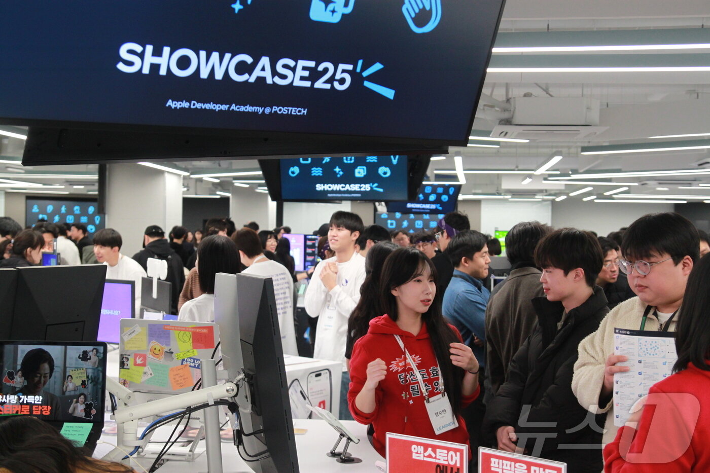 본문 이미지 - 27일 오후 포항공과대학교&#40;POSTECH&#41;에 위치한 애플 디벨로퍼 아카데미가 애플리케이션&#40;앱&#41; 쇼케이스를 진행했다. 이날 오후 쇼케이스 행사 현장이 방문객으로 붐비고 있다.2025.11.27/뉴스1 ⓒ News1 김민재 기자