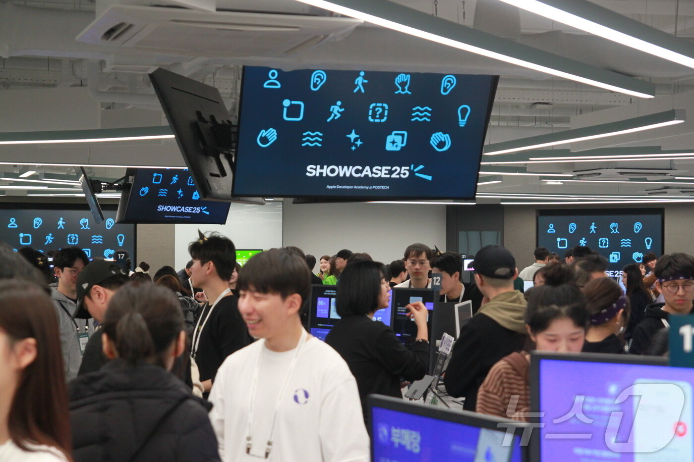 본문 이미지 - 27일 오후 포항공과대학교&#40;POSTECH&#41;에 위치한 애플 디벨로퍼 아카데미가 애플리케이션&#40;앱&#41; 쇼케이스를 진행했다. 이날 오후 쇼케이스 행사 현장이 방문객으로 붐비고 있다. 2025.11.27/뉴스1 ⓒ News1 김민재 기자