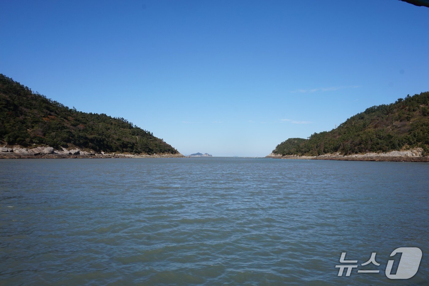 본문 이미지 -  성남도&#40;오른 쪽&#41;와 소성남도 사이의 여울목. 2025.11.28/뉴스1 ⓒ News1 조영석 기자