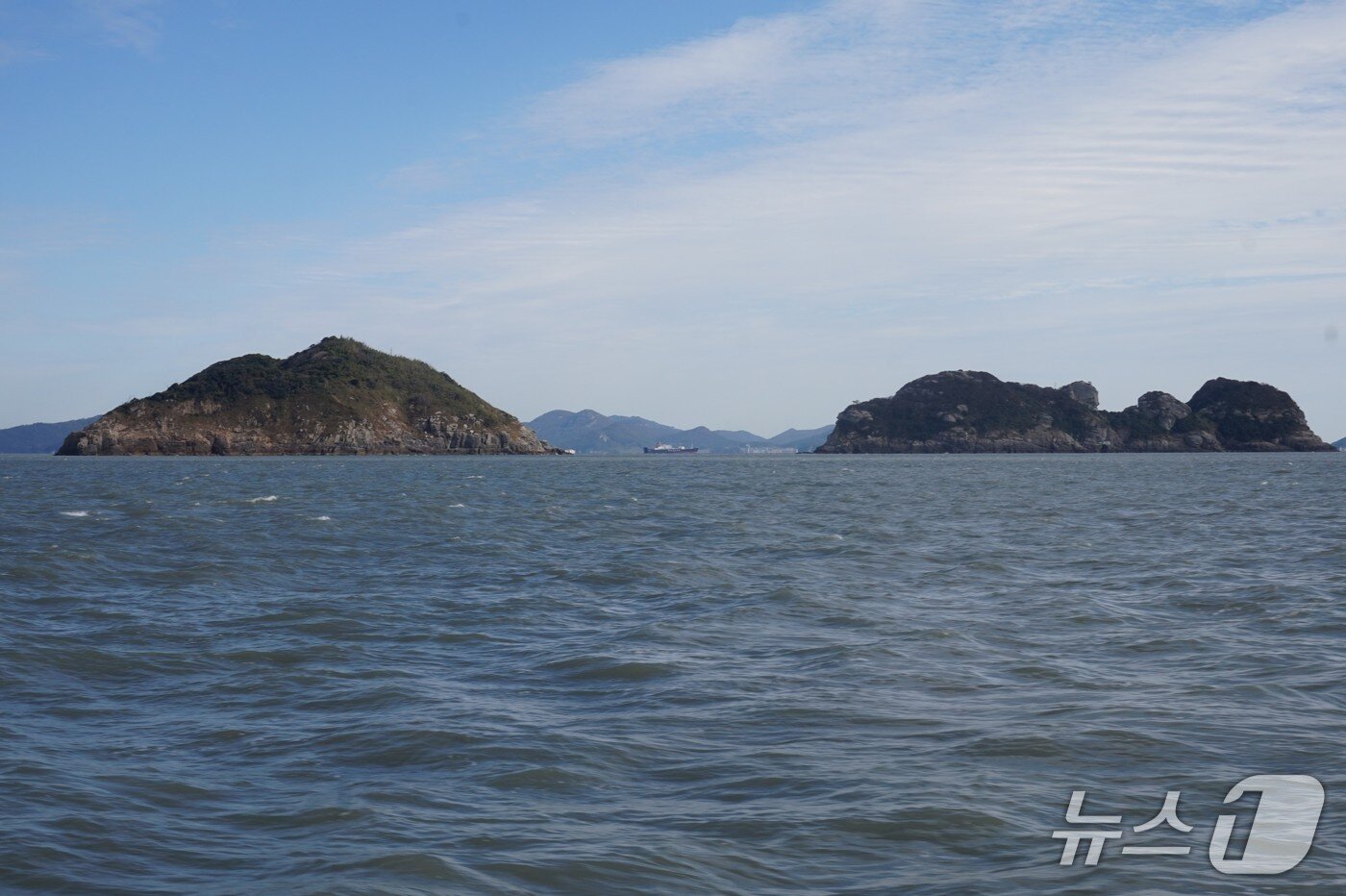 본문 이미지 - 상갈도&#40;오른 쪽&#41;와 하갈도. 두 섬 사이로 상조도 도리산 전망대가 보인다.  2025.11.28/뉴스1 ⓒ News1 조영석 기자