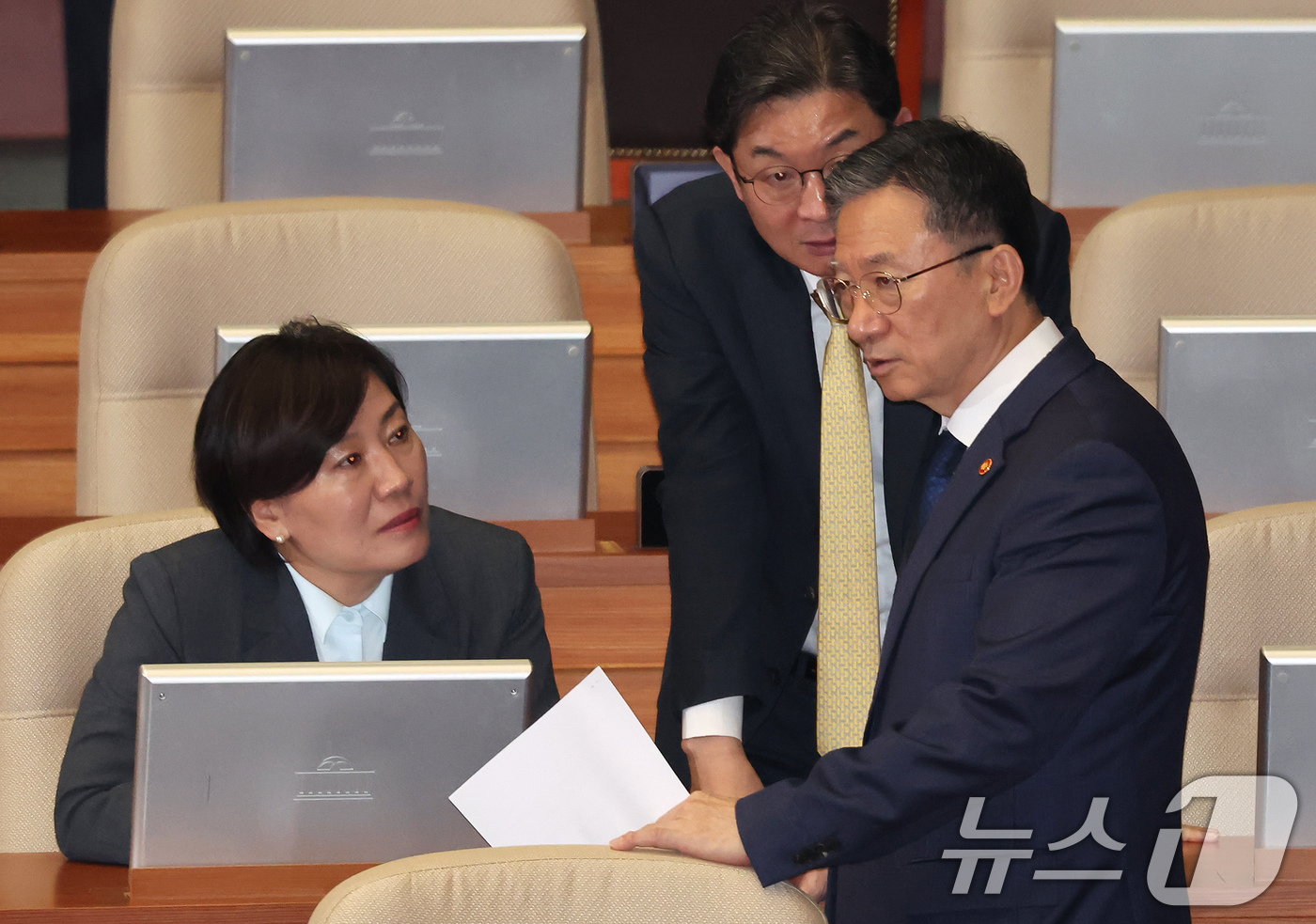 (서울=뉴스1) 장수영 기자 = 정성호 법무부 장관이 27일 서울 여의도 국회에서 열린 제429회국회(정기회) 제13차 본회의에 참석해 송미령 농림축산식품부 장관, 이억원 금융위원 …