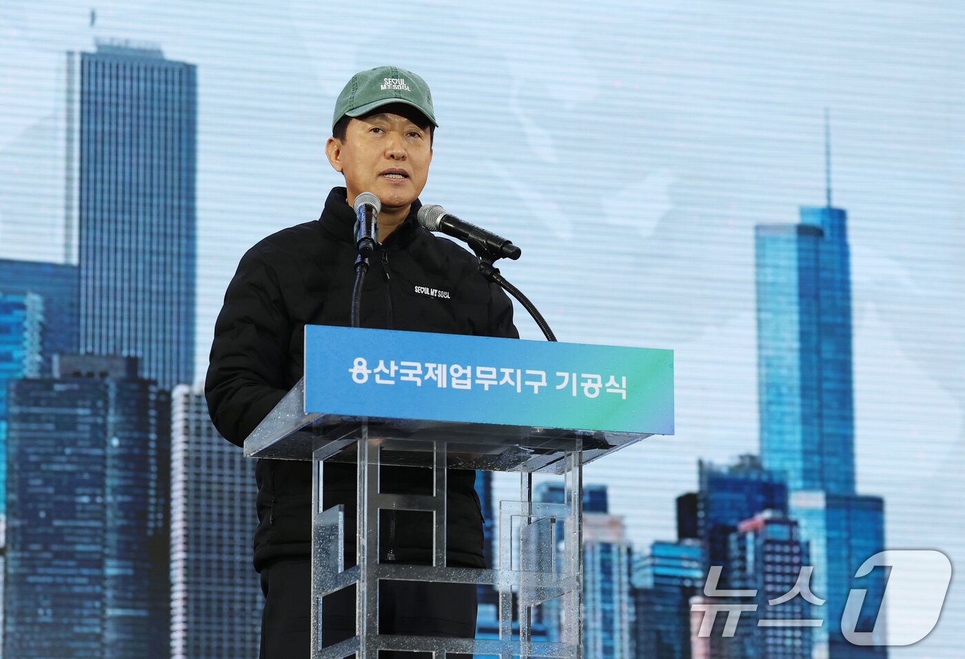 본문 이미지 - 오세훈 서울시장이 27일 오후 서울 용산구 정비창 일대에서 열린 용산국제업무지구 도시개발사업 기공식에서 비전 발표를 하고 있다. '용산국제업무지구 도시개발사업'은 오랜 기간 정체돼 있던 용산정비창 부지를 서울의 미래 핵심 거점이자 글로벌 업무 중심지로 재탄생시키는 대형 프로젝트로, 일·주거·여가 기능이 결합한 '입체복합수직도시'로 조성된다. 2025.11.27/뉴스1 ⓒ News1 오대일 기자