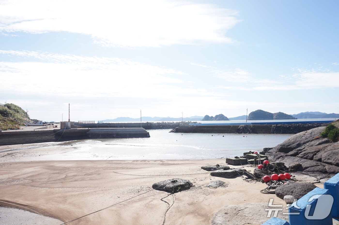본문 이미지 -  마을에서 본 성남 선착장과 방파제. 건너편으로 하갈도&#40;왼쪽&#41;와 상갈도가 보인다. 2025.11.28/뉴스1 ⓒ News1 조영석 기자