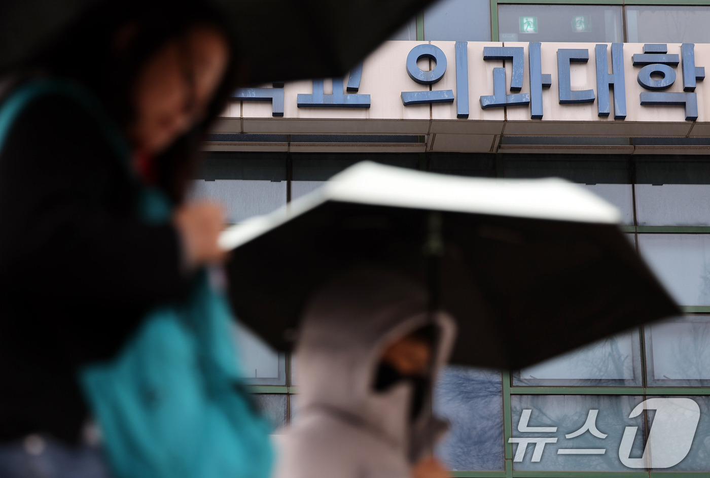 (서울=뉴스1) 이호윤 기자 = 27일 감사원이 윤석열 정부가 추진했던 의대 정원 2000명 증원 정책 핵심 근거인 부족 의사 수 추계가 부정확하고 의사단체의 의견수렴과 보건의료정 …