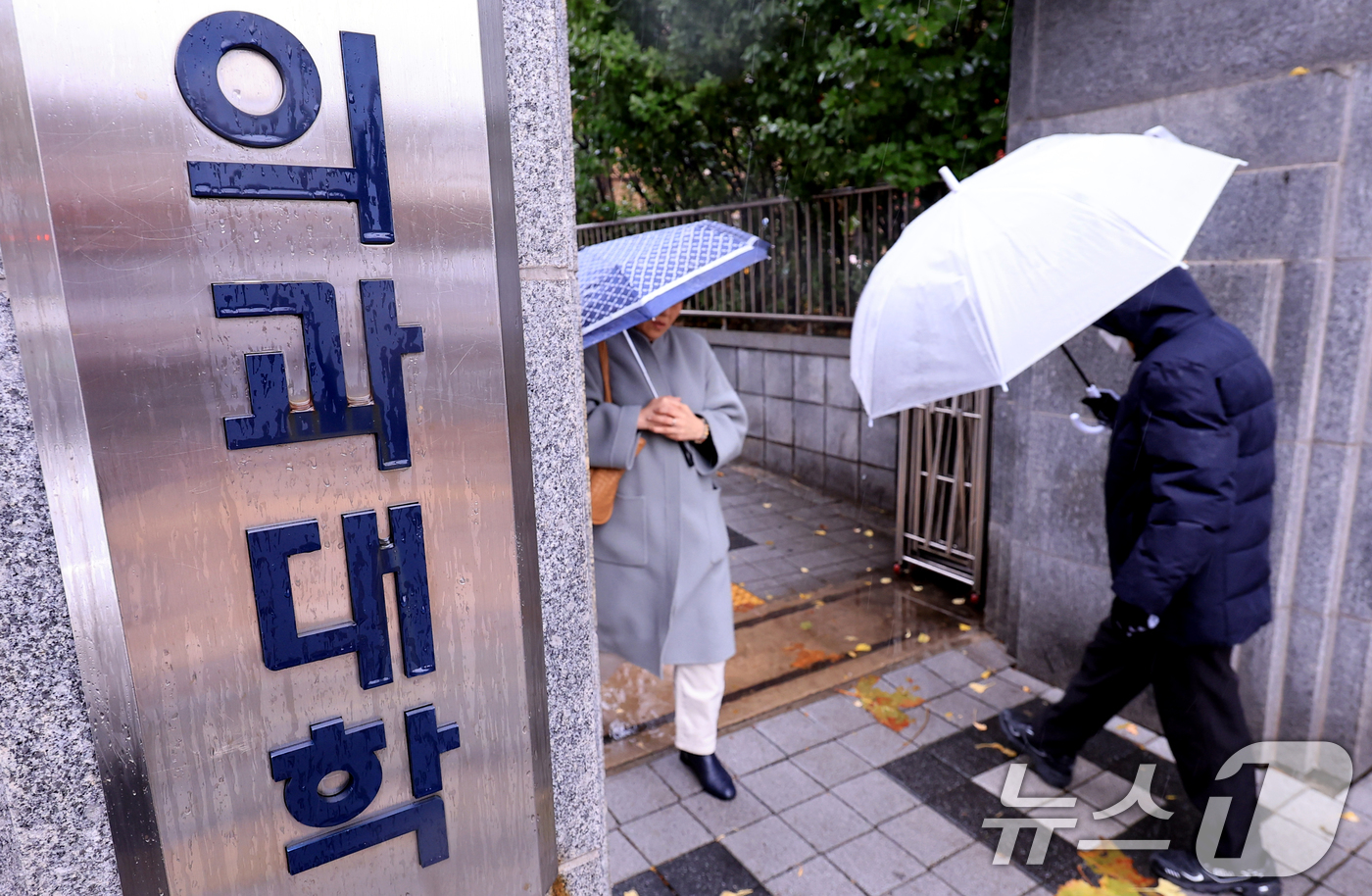 (서울=뉴스1) 이호윤 기자 = 27일 감사원이 윤석열 정부가 추진했던 의대 정원 2000명 증원 정책 핵심 근거인 부족 의사 수 추계가 부정확하고 의사단체의 의견수렴과 보건의료정 …