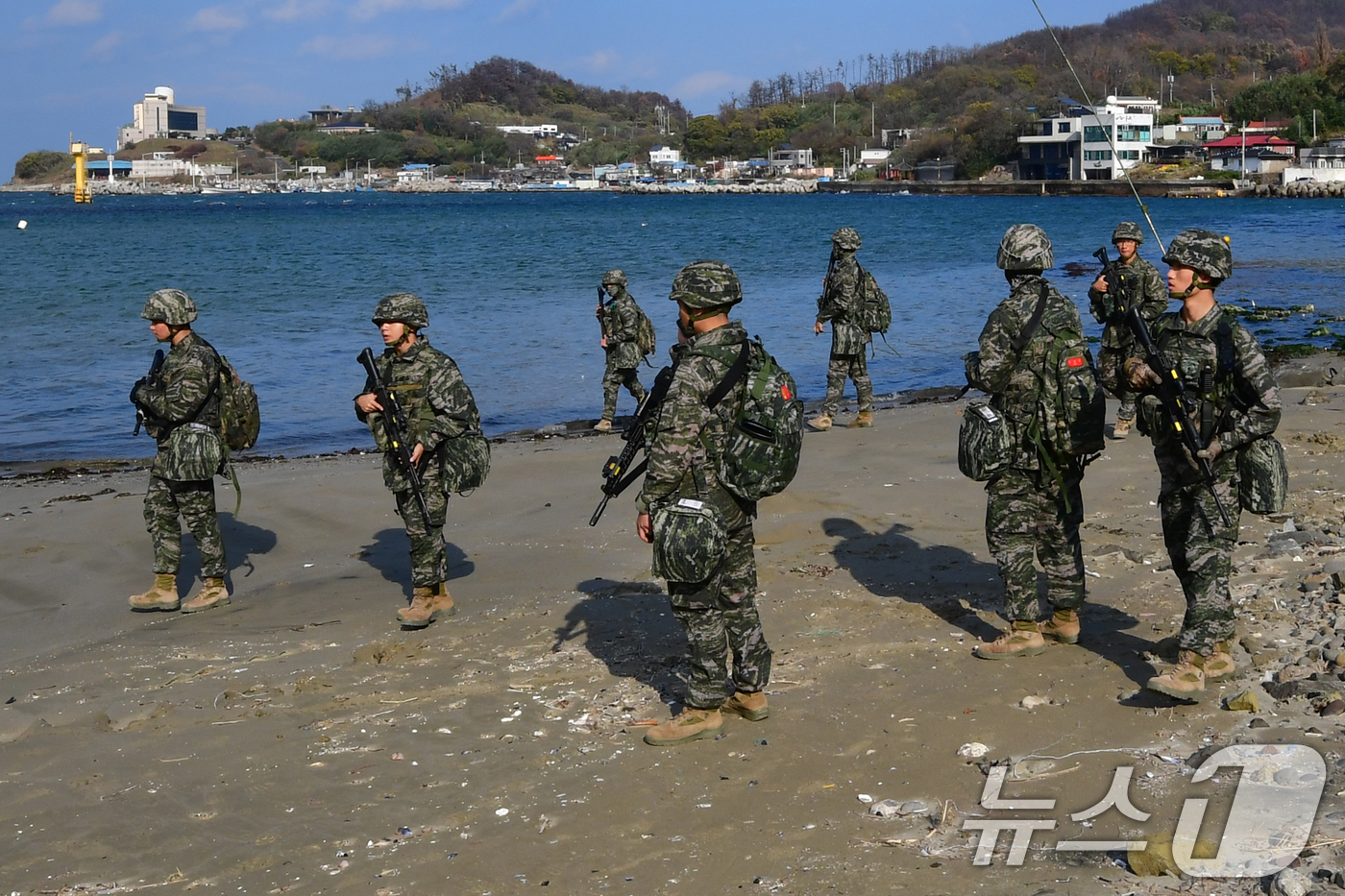 (포항=뉴스1) 최창호 기자 = 해병대 1사단 장병들이 27일 오후 경북 포항시 남구 임곡해안에서 마약류 의심 물질 수색 작전을 펼치고 있다.이날 해병대는 최근 포항 해안에서 잇따 …