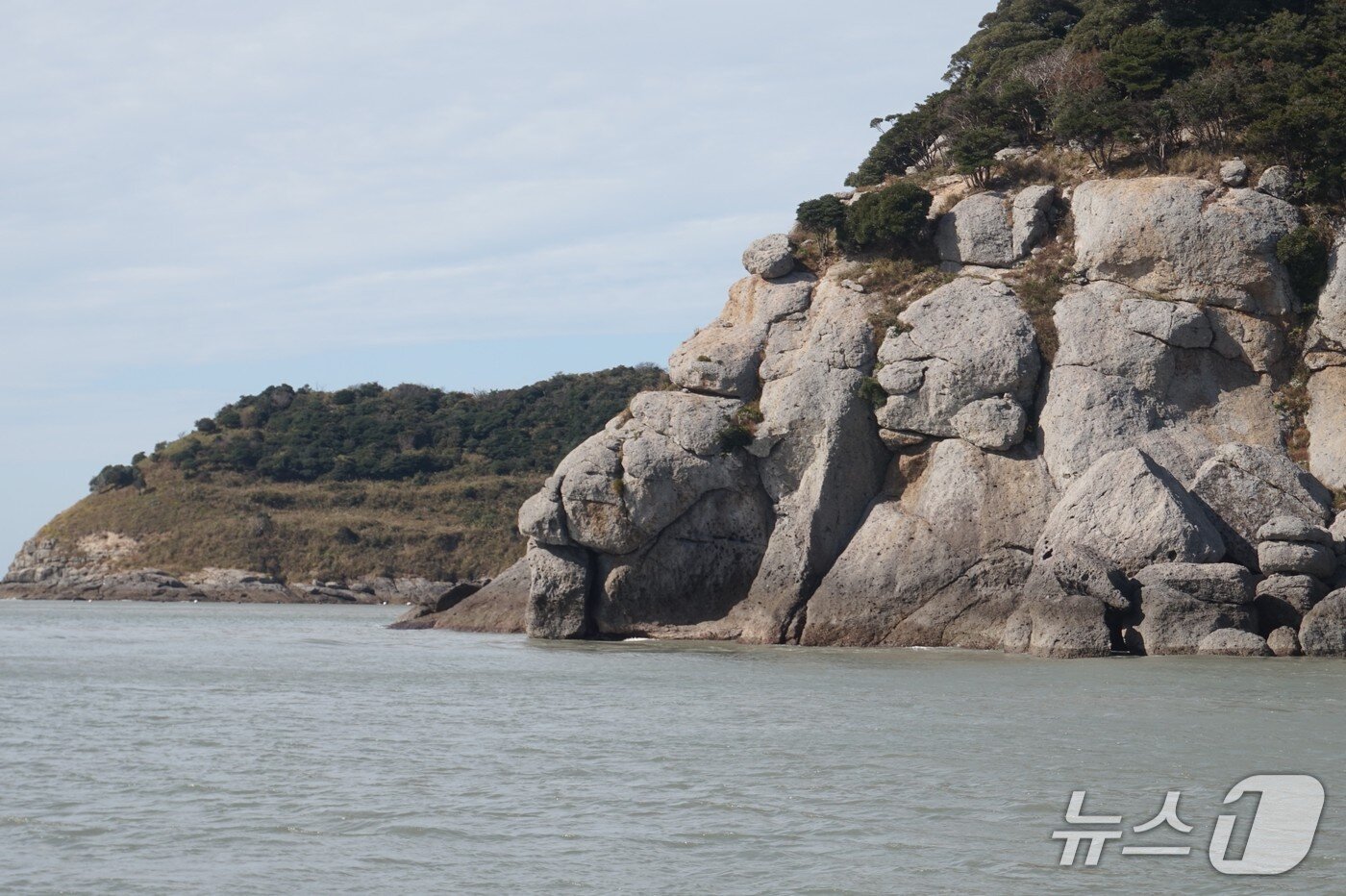 본문 이미지 - 성벽처럼 가파른 성남도 해안 벼랑. 2025.11.28/뉴스1 ⓒ News1 조영석 기자 