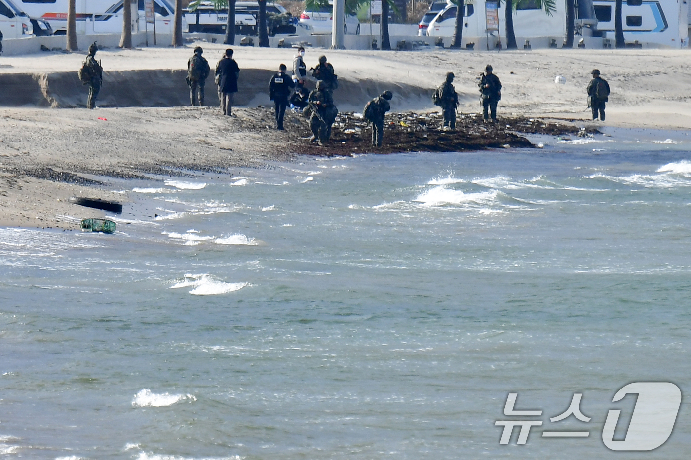 (포항=뉴스1) 최창호 기자 = 해병대 1사단과 동해양지방경찰청이 27일 오후 경북 포항시 남구 임곡해안에서 마약류 의심 물질 수색 작전을 펼치고 있다.이날 해병대는 최근 포항 해 …