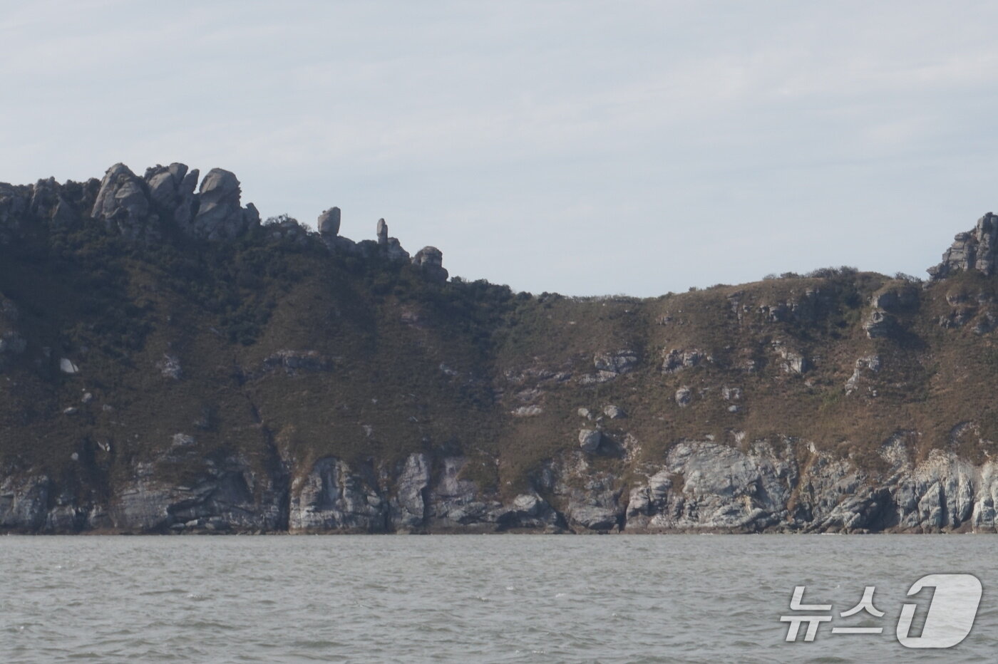 본문 이미지 - 성남군도의 하나인 백야도의 기암괴석. 2025.11.28/뉴스1 ⓒ News1 조영석 기자 