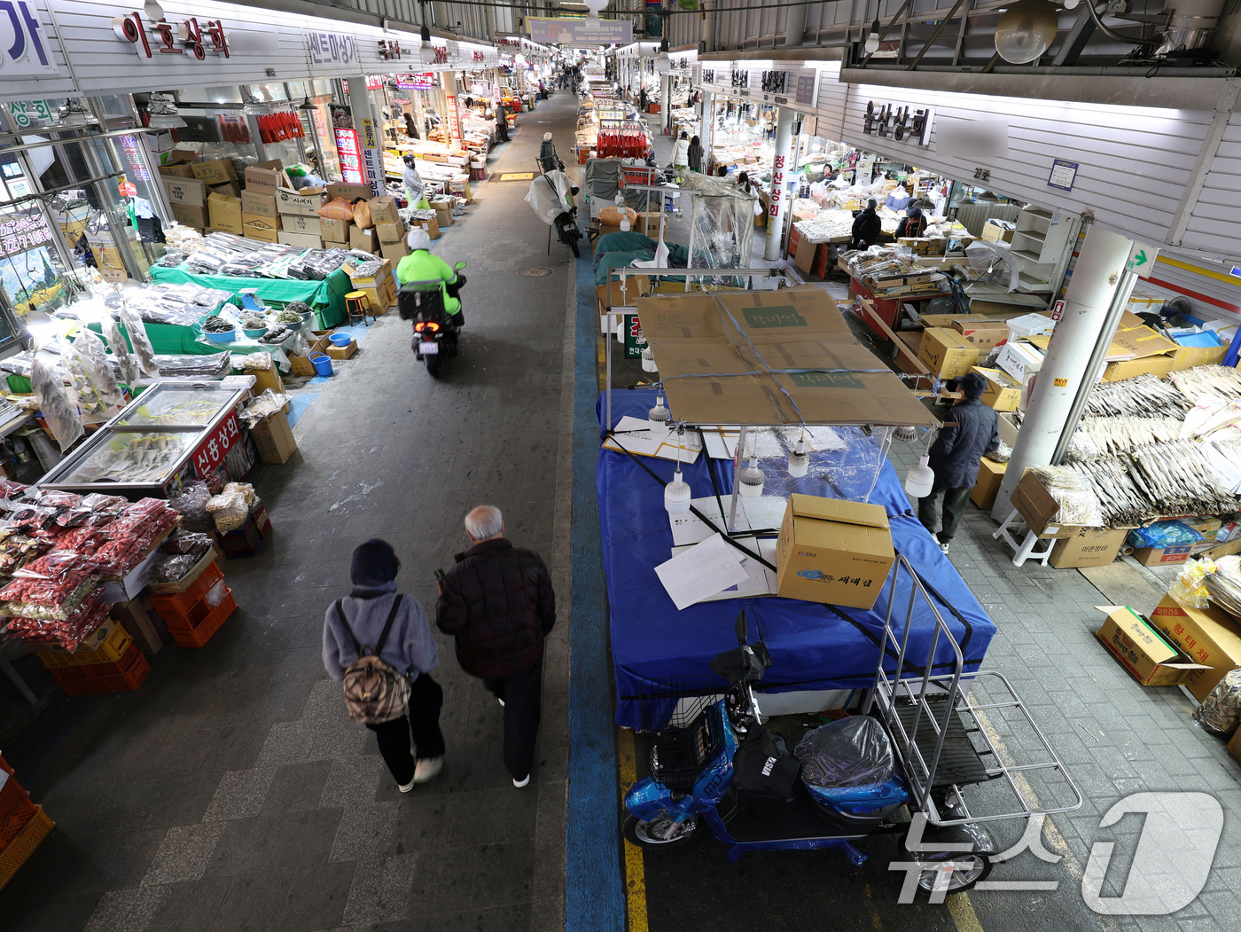 (서울=뉴스1) 황기선 기자 = 27일 서울 시내 한 전통시장이 한산한 모습을 보이고 있다.이날 국가데이터처가 발표한 '2025년 3분기 가계동향조사'에 따르면 지난 3분기 가구당 …