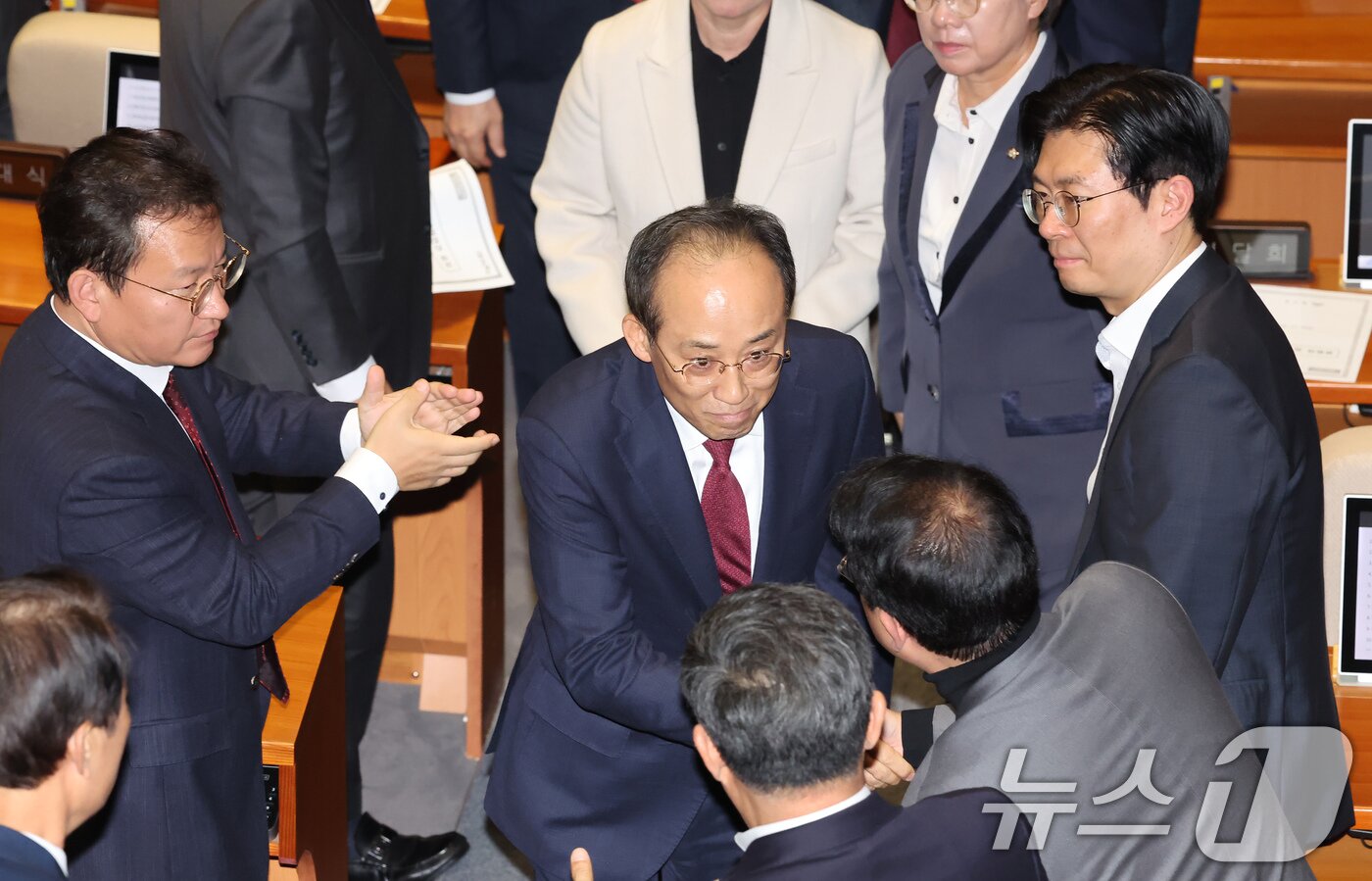 본문 이미지 - 추경호 국민의힘 전 원내대표가 27일 서울 여의도 국회에서 열린 제429회국회(정기회) 제13차 본회의에서 자신의 체포동의안 표결 관련 신상발언을 마친 뒤 의원들과 악수하며 회의장을 떠나고 있다. 2025.11.27/뉴스1 ⓒ News1 장수영 기자