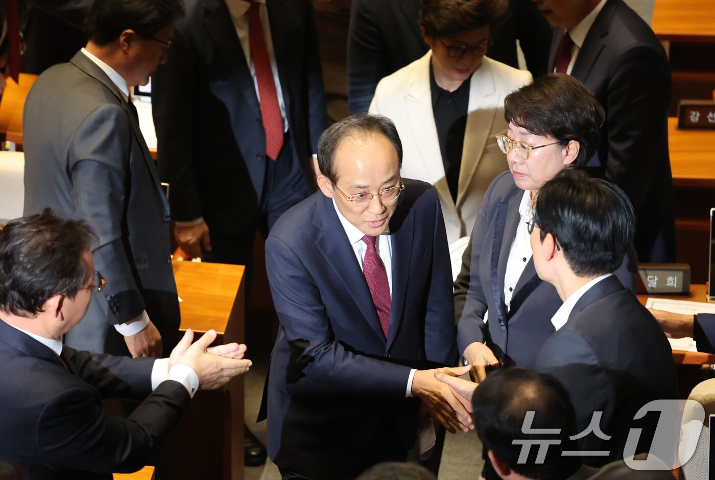 본문 이미지 - 추경호 국민의힘 전 원내대표가 27일 서울 여의도 국회에서 열린 제429회국회(정기회) 제13차 본회의에서 자신의 체포동의안 표결 관련 신상발언을 마친 뒤 의원들과 악수하며 회의장을 떠나고 있다. 2025.11.27/뉴스1 ⓒ News1 장수영 기자