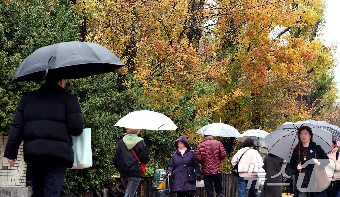 (서울=뉴스1) 이호윤 기자 = 전국 대부분 지역에 비가 내린 27일 서울 종로구 대학로 일대에 시민들이 우산을 쓰고 발걸음을 옮기고 있다. 2025.11.27/뉴스1
