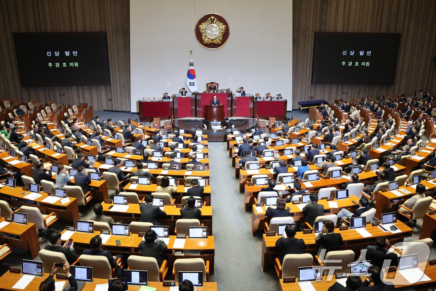 본문 이미지 - 추경호 국민의힘 의원이 27일 서울 여의도 국회에서 열린 제429회국회(정기회) 제13차 본회의에서 자신의 체포동의안에 대한 신상 발언을 하고 있다. 2025.11.27/뉴스1 ⓒ News1 신웅수 기자