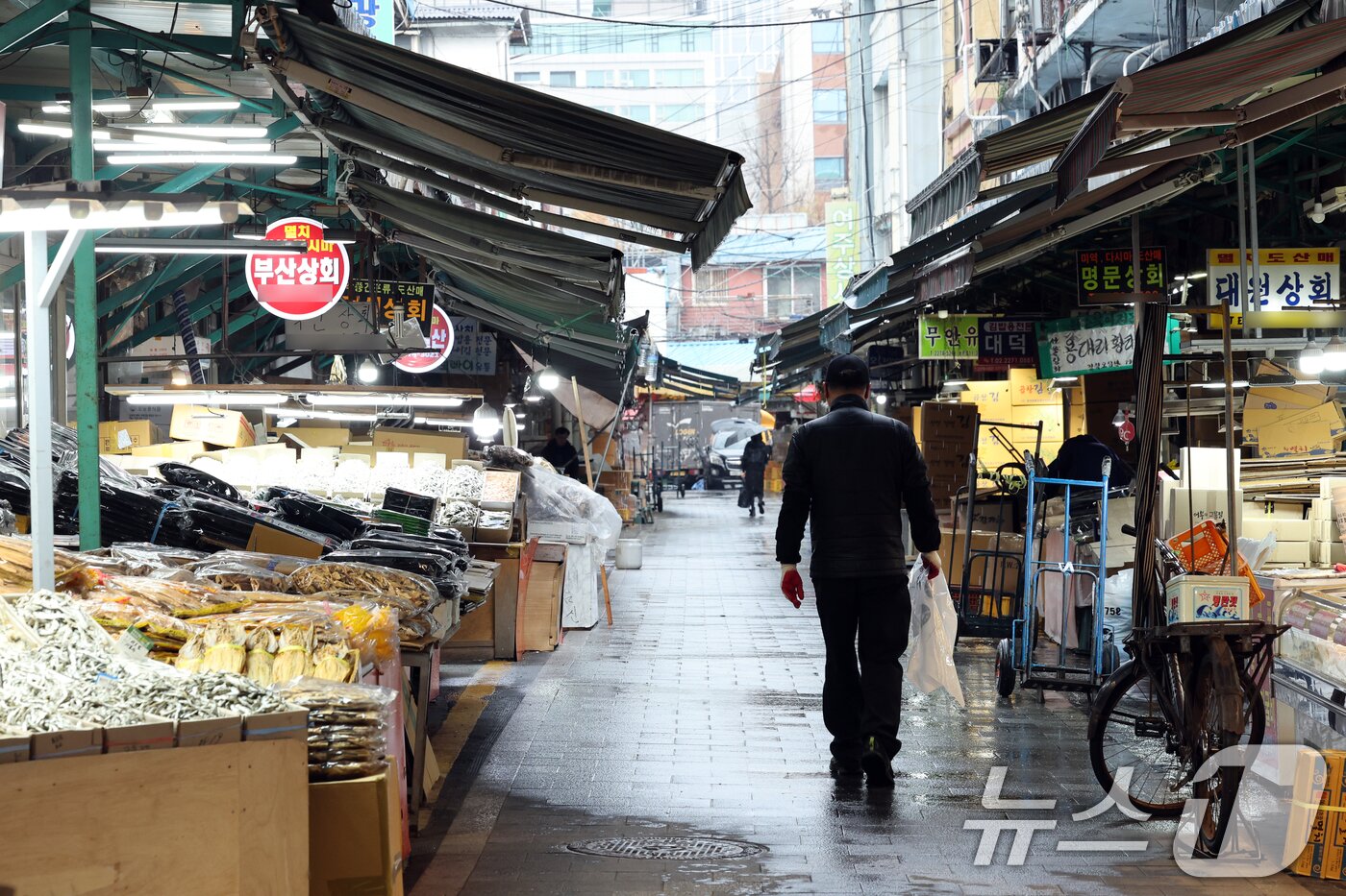 본문 이미지 - 27일 서울 시내 한 전통시장이 한산한 모습을 보이고 있다. 2025.11.27/뉴스1 ⓒ News1 황기선 기자
