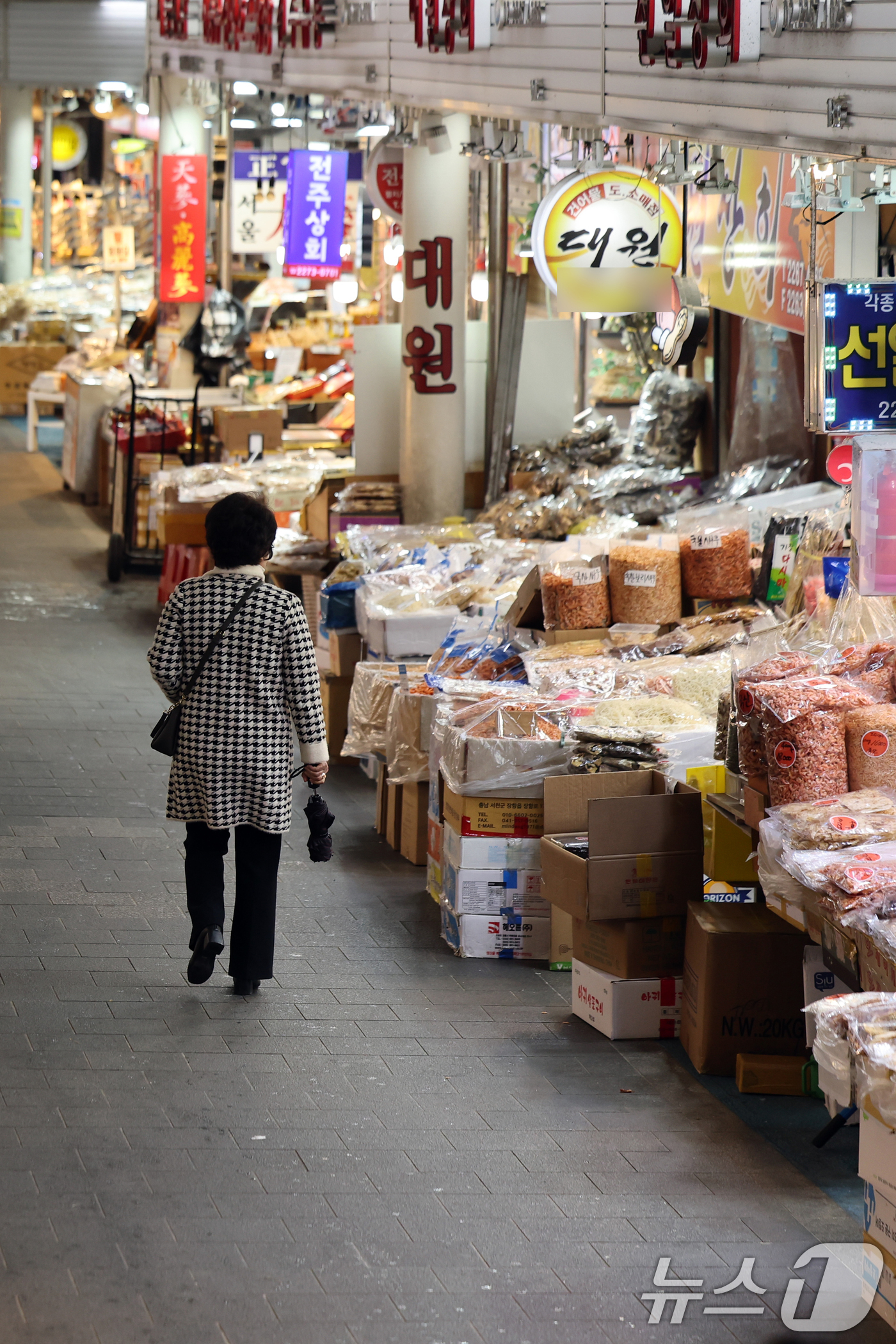 (서울=뉴스1) 황기선 기자 = 27일 서울 시내 한 전통시장이 한산한 모습을 보이고 있다.이날 국가데이터처가 발표한 '2025년 3분기 가계동향조사'에 따르면 지난 3분기 가구당 …