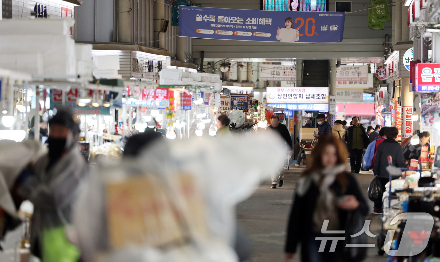 (서울=뉴스1) 황기선 기자 = 27일 서울 시내 한 전통시장에서 시민들이 장을 보고 있다.이날 국가데이터처가 발표한 '2025년 3분기 가계동향조사'에 따르면 지난 3분기 가구당 …
