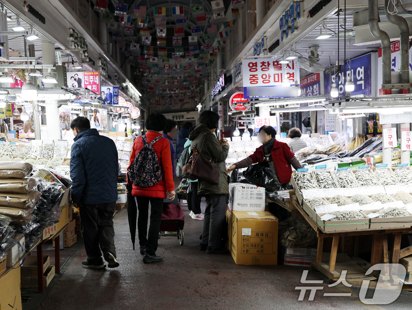 (서울=뉴스1) 황기선 기자 = 27일 서울 시내 한 전통시장에서 시민들이 장을 보고 있다.이날 국가데이터처가 발표한 '2025년 3분기 가계동향조사'에 따르면 지난 3분기 가구당 …