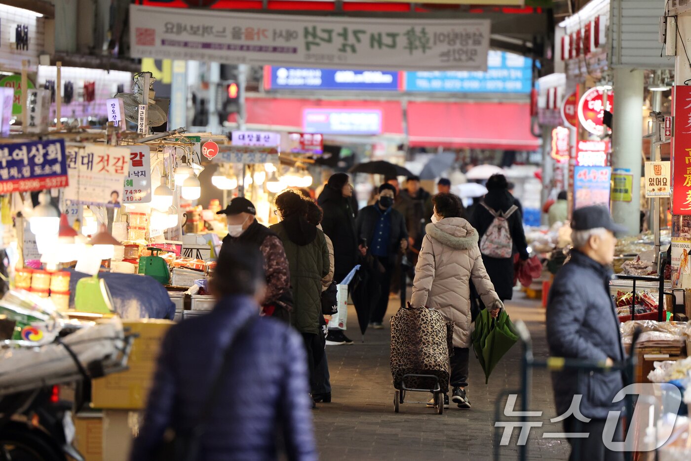 본문 이미지 - 서울 시내 한 전통시장에서 시민들이 장을 보고 있다. 2025.11.27/뉴스1 ⓒ News1 황기선 기자