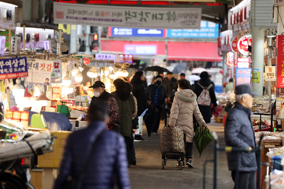 소비위축·고물가 등 다중악재…내년 소매유통 고작 0.6%↑ '5년來 최저'
