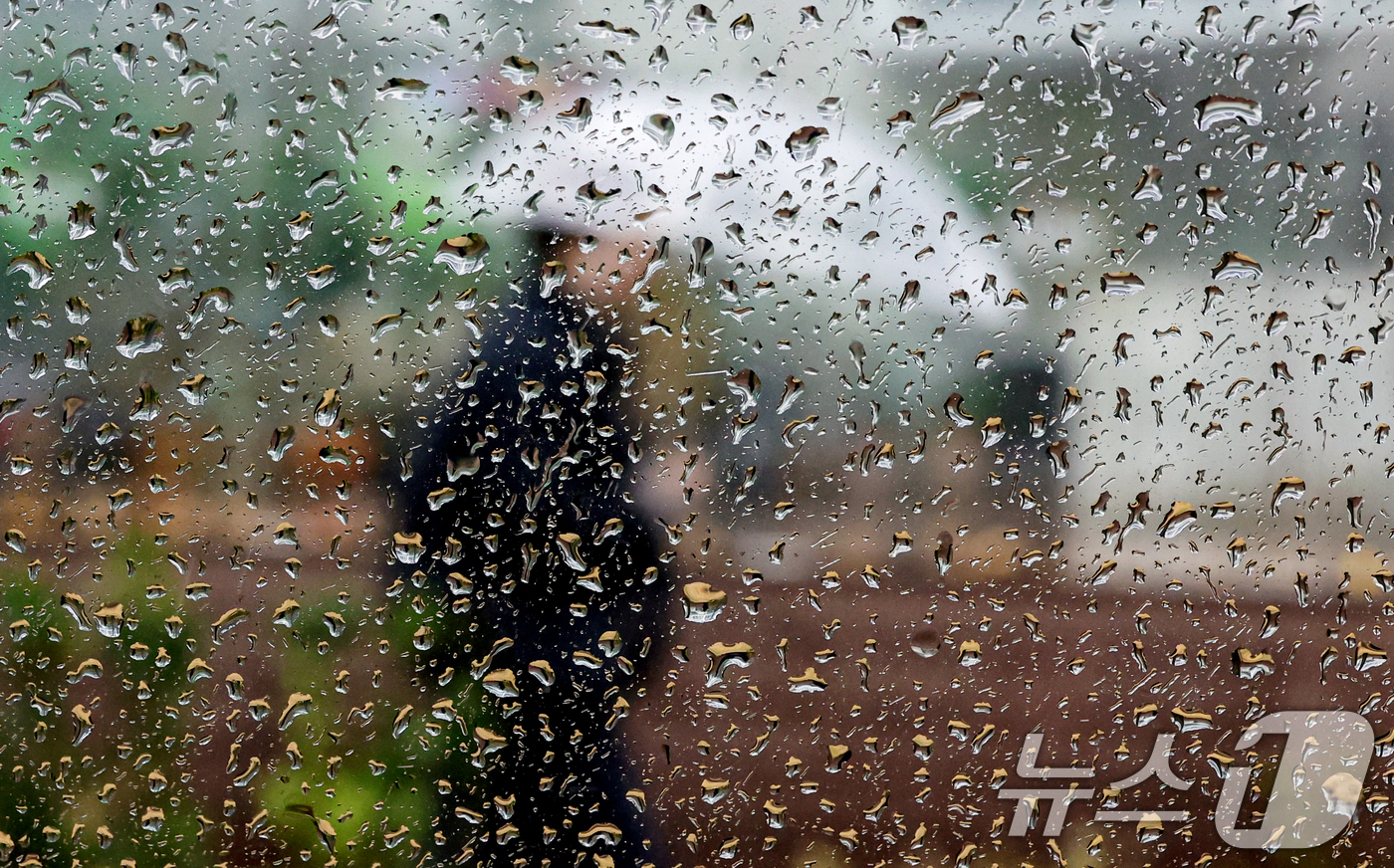 (서울=뉴스1) 이호윤 기자 = 전국 대부분 지역에 비가 내린 27일 서울 종로구 일대에서 창 밖으로 우산을 쓴 시민이 발걸음을 옮기고 있다. 2025.11.27/뉴스1