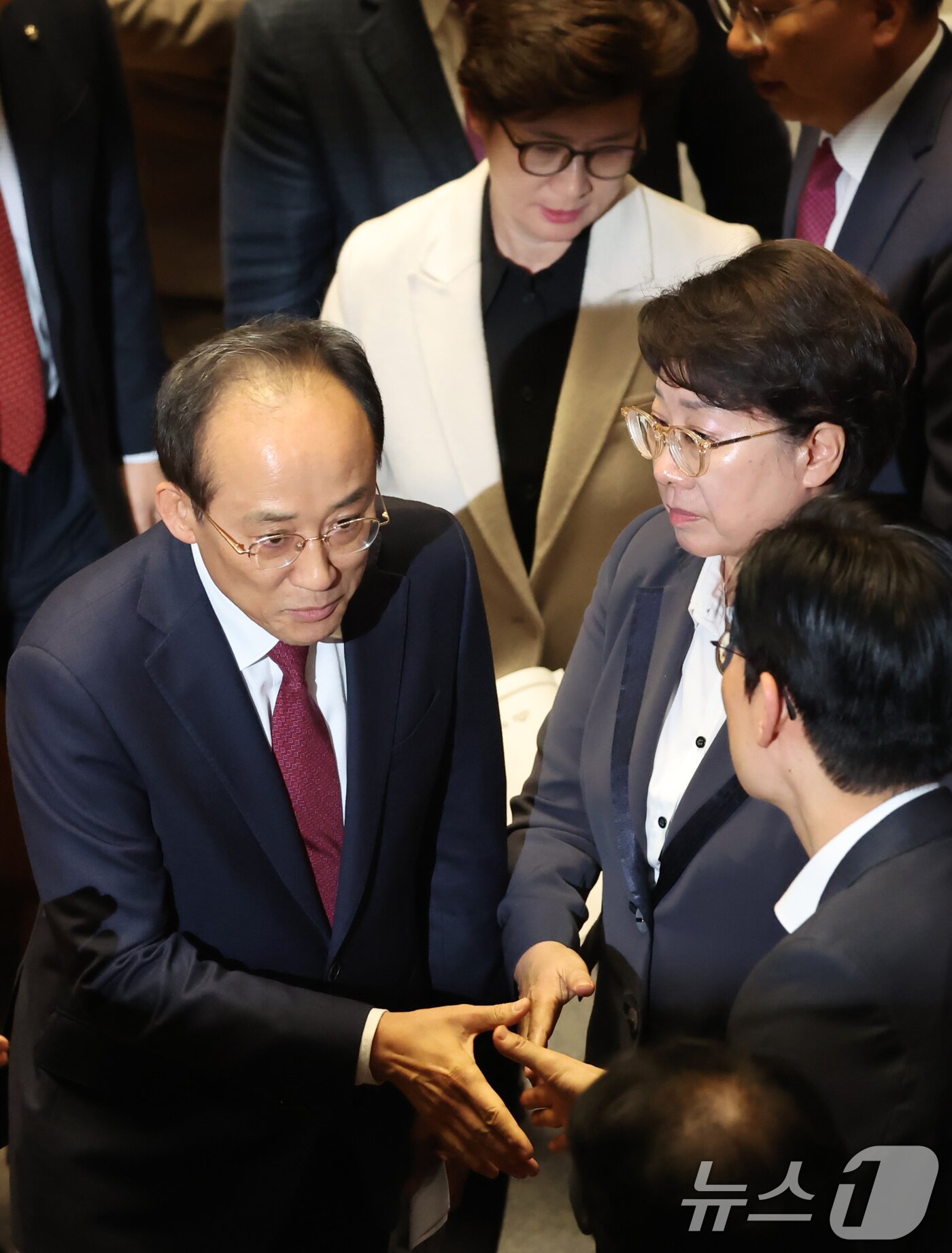본문 이미지 - 추경호 국민의힘 전 원내대표가 27일 서울 여의도 국회에서 열린 제429회국회(정기회) 제13차 본회의에서 자신의 체포동의안 표결 관련 신상발언을 마친 뒤 의원들과 악수하며 회의장을 떠나고 있다. 2025.11.27/뉴스1 ⓒ News1 장수영 기자