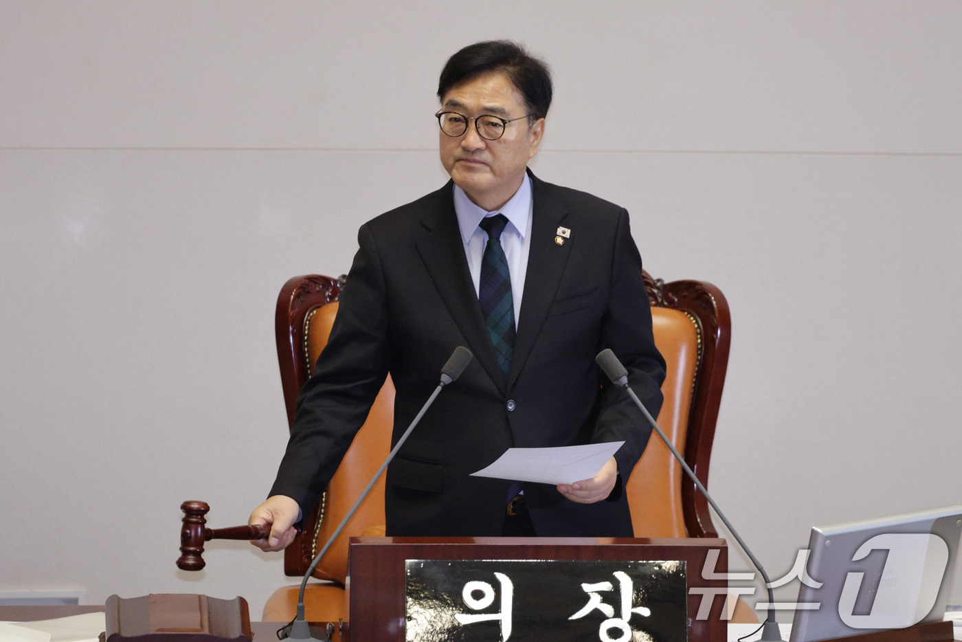 (서울=뉴스1) 신웅수 기자 = 우원식 국회의장이 27일 서울 여의도 국회에서 열린 제429회국회(정기회) 제13차 본회의에서 1. 국회의원(추경호) 체포동의안이 가결된 후 의사봉 …