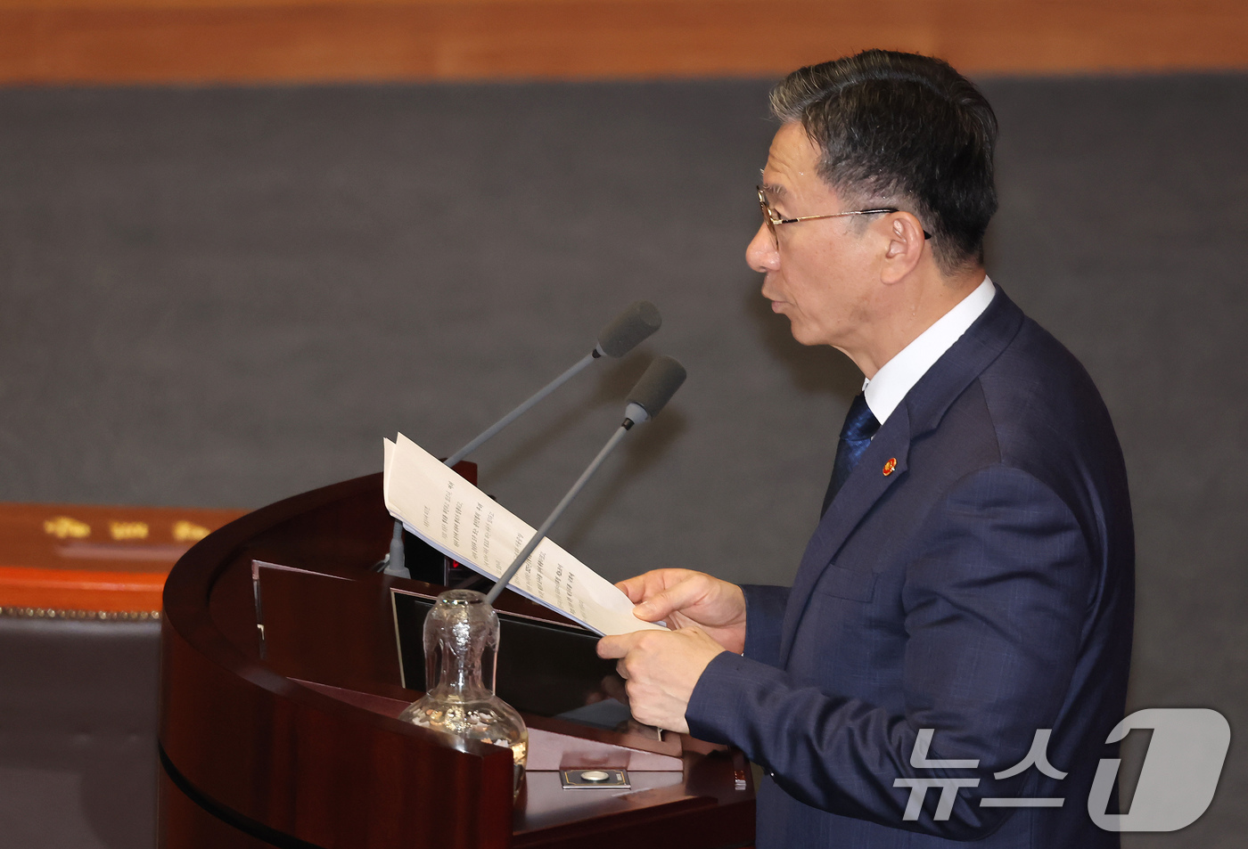 (서울=뉴스1) 장수영 기자 = 정성호 법무부 장관이 27일 서울 여의도 국회에서 열린 제429회국회(정기회) 제13차 본회의에서 추경호 의원 체포동의 요청 이유를 설명하고 있다. …