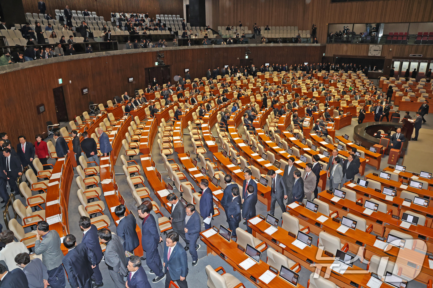 (서울=뉴스1) 장수영 기자 = 27일 서울 여의도 국회에서 열린 제429회국회(정기회) 제13차 본회의에서 추경호 의원 체포동의안 표결을 앞두고 본회의장을 떠나고 있다. 2025 …