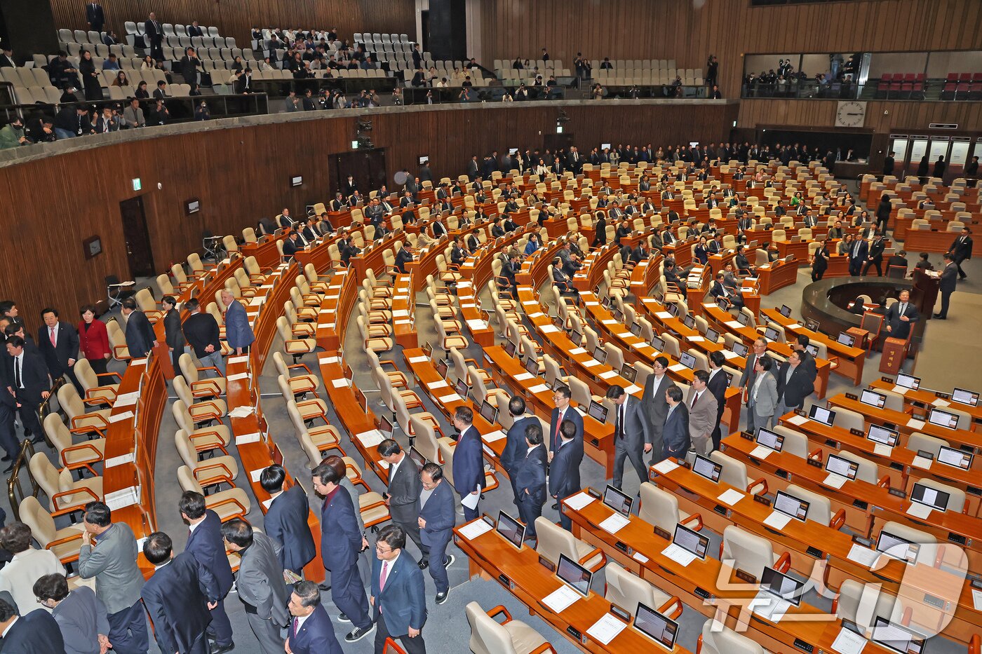 본문 이미지 - 27일 서울 여의도 국회에서 열린 제429회국회(정기회) 제13차 본회의에서 추경호 의원 체포동의안 표결을 앞두고 본회의장을 떠나고 있다. 2025.11.27/뉴스1 ⓒ News1 장수영 기자