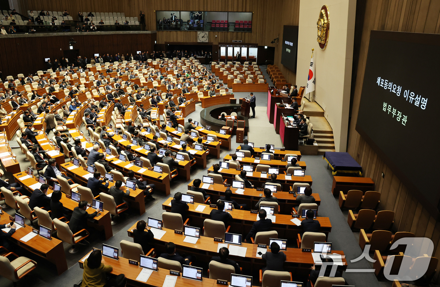 (서울=뉴스1) 장수영 기자 = 정성호 법무부 장관이 27일 서울 여의도 국회에서 열린 제429회국회(정기회) 제13차 본회의에서 추경호 의원 체포동의 요청 이유를 설명하고 있다. …