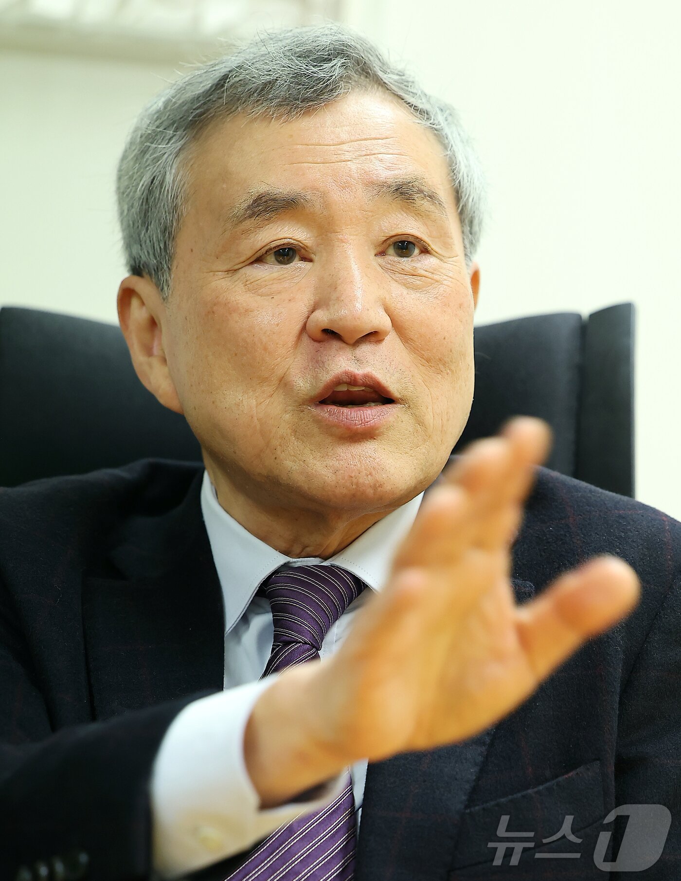 본문 이미지 - 이상돈 중앙대 명예교수가 27일 오후 서울 종로구 뉴스1 사옥에서 &#39;비상계엄 1년 의미와 향후 과제 및 제언&#39;이라는 주제로 인터뷰를 하고 있 다. 2025.11.27/뉴스1 ⓒ News1 김진환 기자