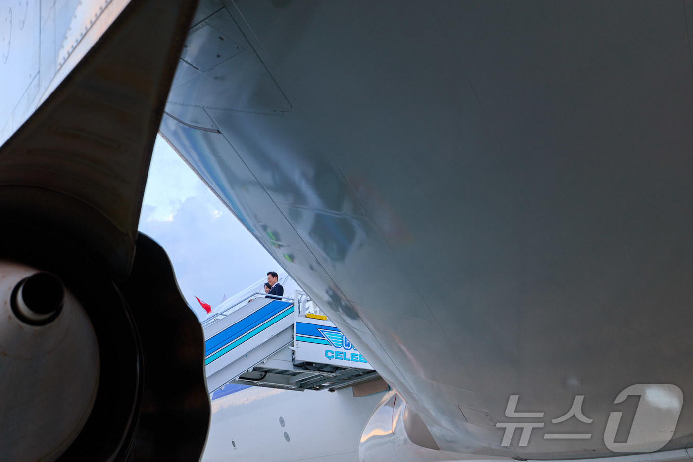 (서울=뉴스1) 이재명 기자 = 튀르키예 국빈 방문 일정을 마친 이재명 대통령과 김혜경 여사가 25일(현지시간) 앙카라 에센보아 국제공항에서 공군 1호기에 올라 인사하고 있다. ( …