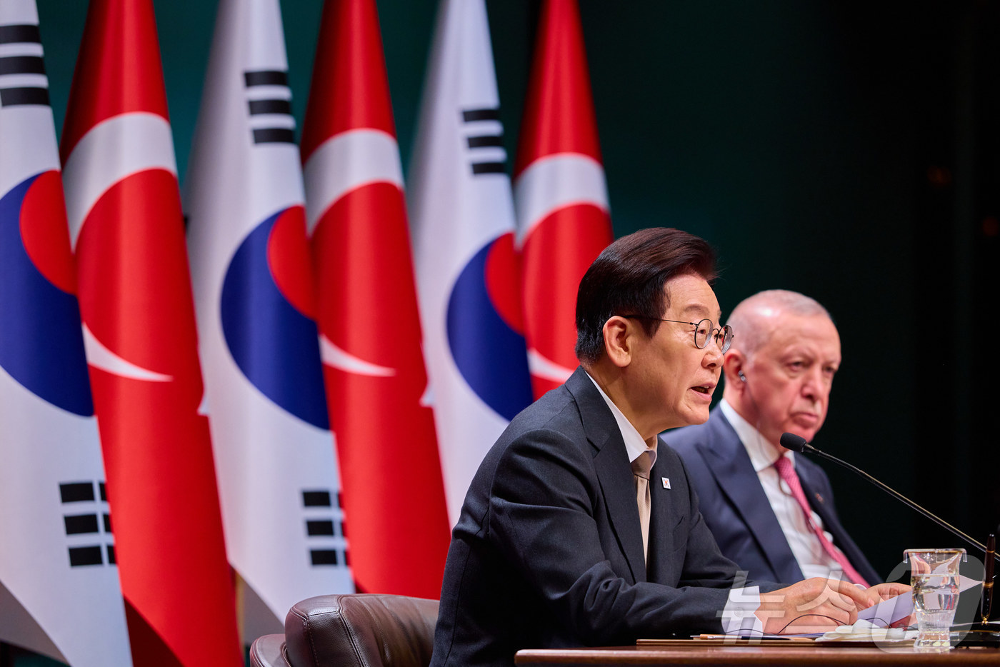 (서울=뉴스1) 이재명 기자 = 튀르키예를 국빈 방문 중인 이재명 대통령이 24일(현지시간) 앙카라 대통령궁에서 레젭 타입 에르도안 튀르키예 대통령과 공동언론발표를 하고 있다. ( …