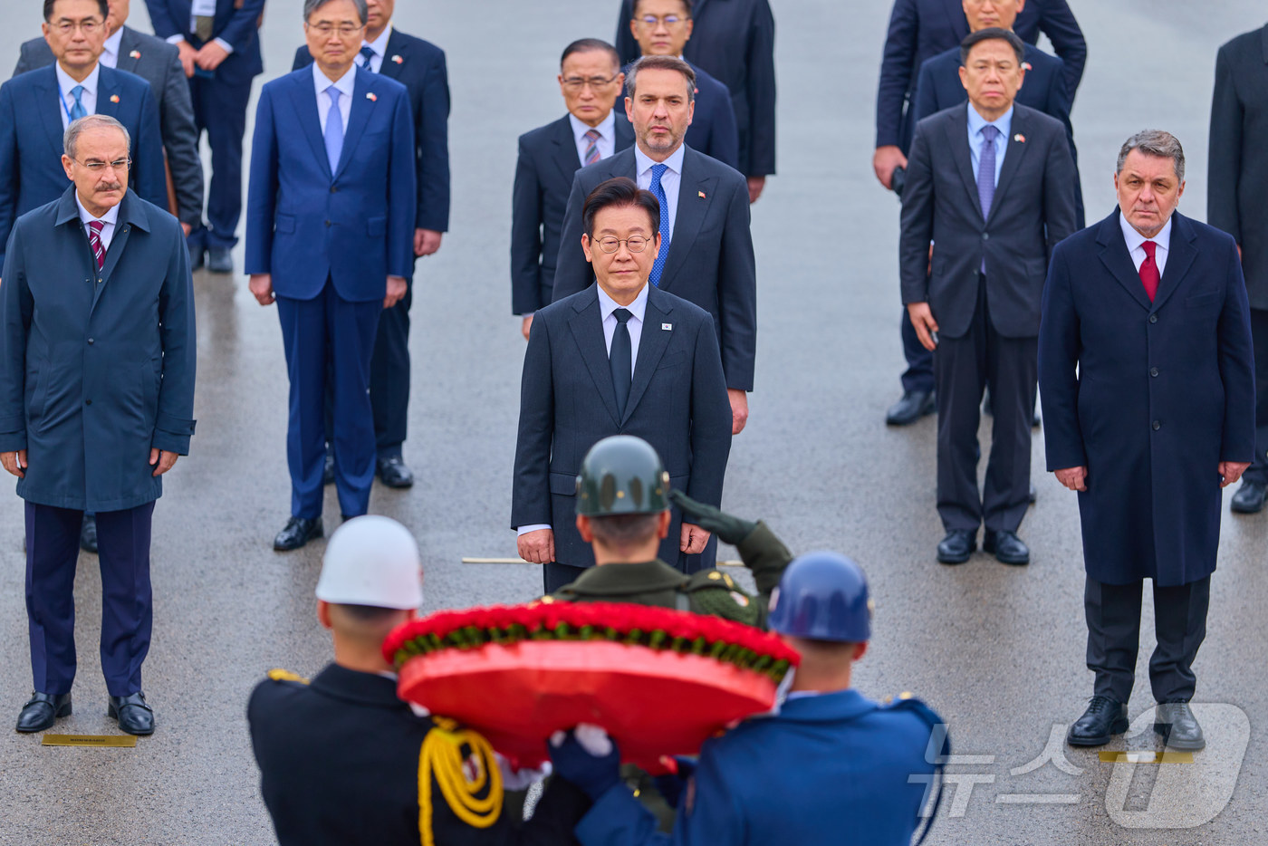 (서울=뉴스1) 이재명 기자 = 튀르키예를 국빈 방문 중인 이재명 대통령이 24일(현지시간) 앙카라 아니트카비르에서 튀르키예의 국부 무스타파 케말 아타튀르크 묘소를 찾아 헌화하고 …