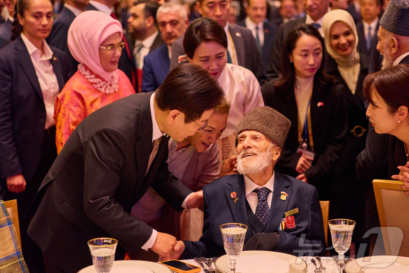 (서울=뉴스1) 이재명 기자 = 튀르키예를 국빈 방문 중인 이재명 대통령과 김혜경 여사가 24일(현지시간) 앙카라 대통령궁에서 열린 공식만찬에서 한국전쟁 참전용사들과 인사하고 있다 …